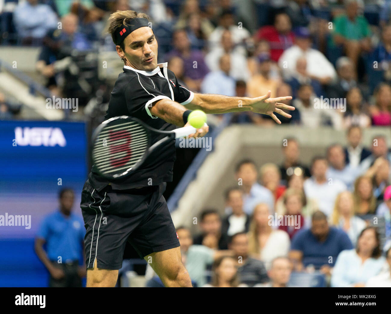 New York, NY - 3 Settembre 2019: Roger Federer (Svizzera) in azione durante il trimestre finale del US Open Championships contro Grigor Dimitrov (Bulgaria) a Billie Jean King National Tennis Center Foto Stock