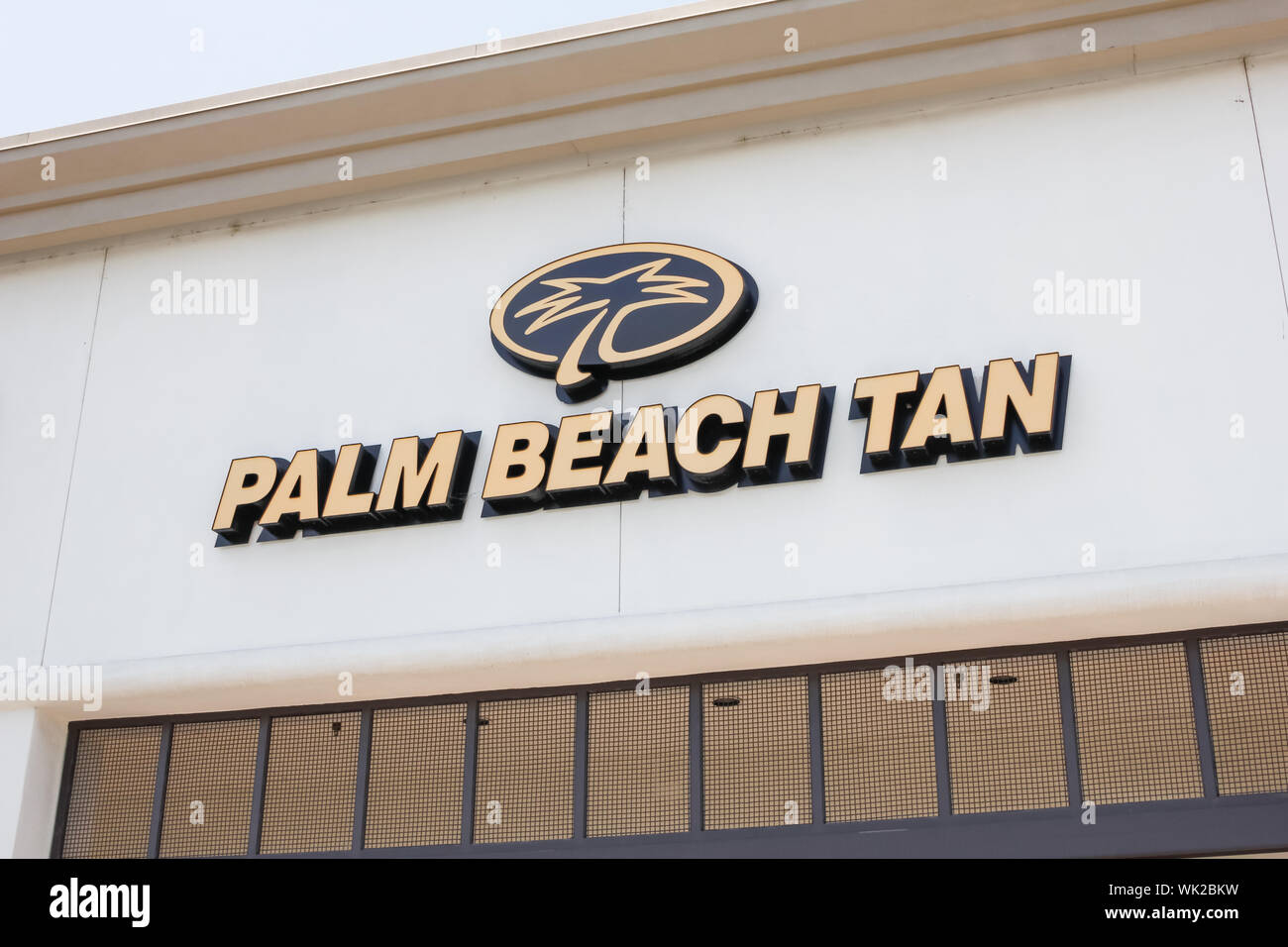Un negozio di fronte segno per il salone di abbronzatura noto come Palm Beach Tan. Foto Stock