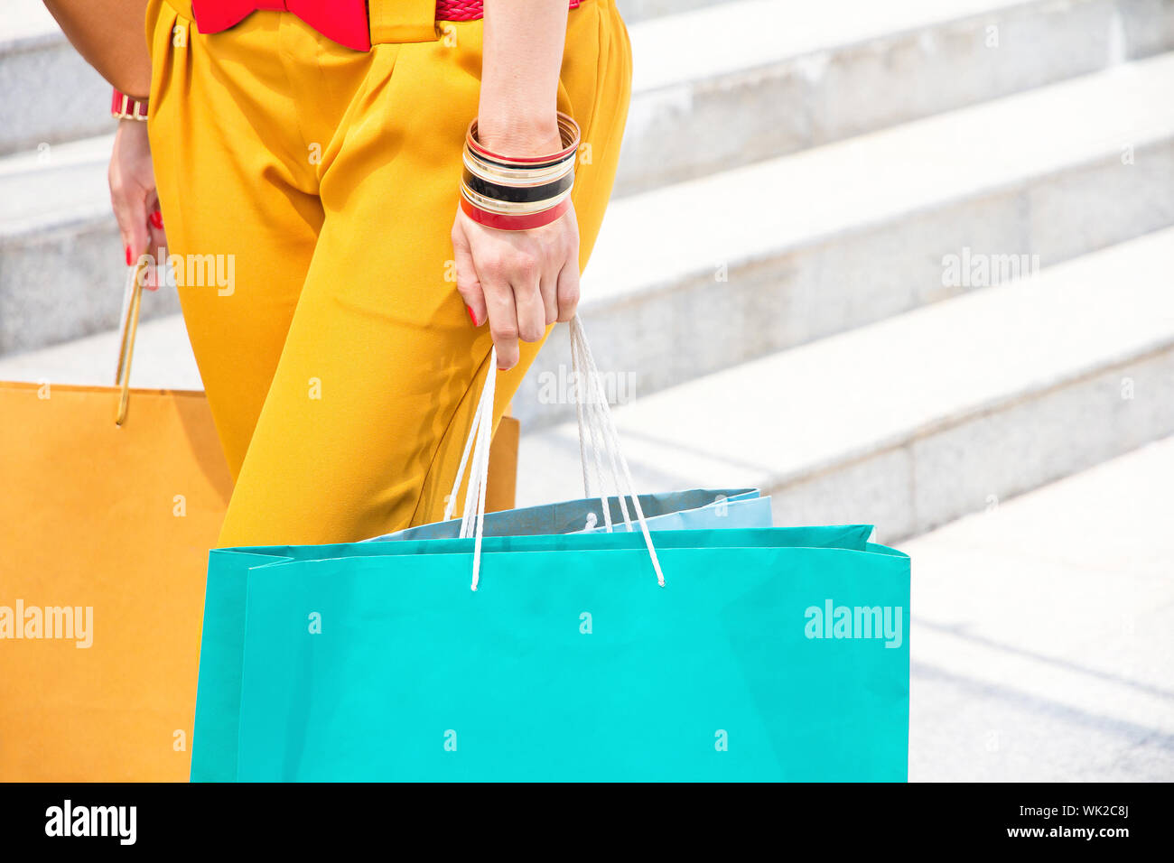Le donne con le borse della spesa Foto Stock