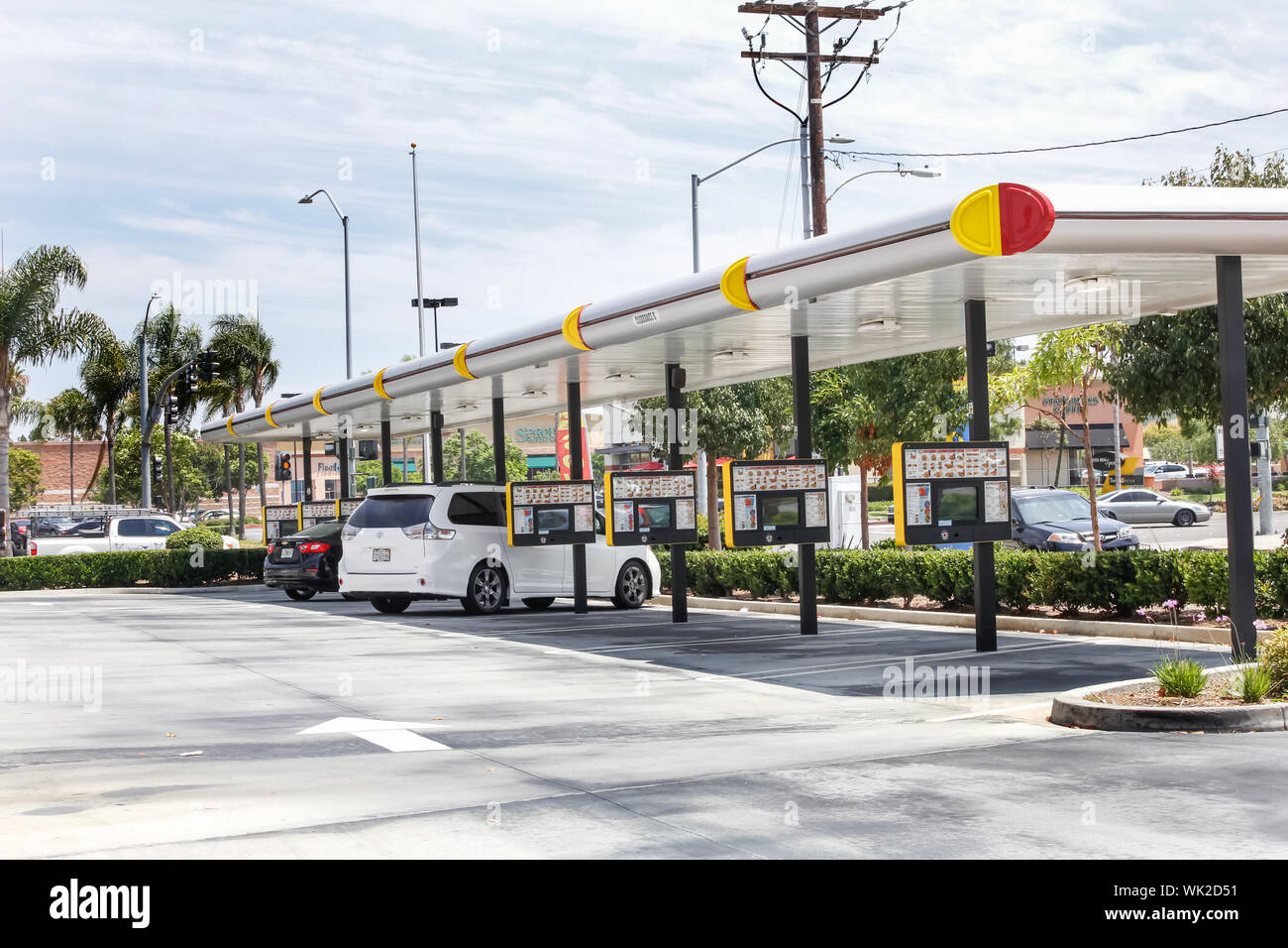 Una vista del parcheggio si spegne al fast food ristorante noto come Sonic Drive-in, dove i conducenti possono parcheggiare e ordine dall'interno del veicolo. Foto Stock