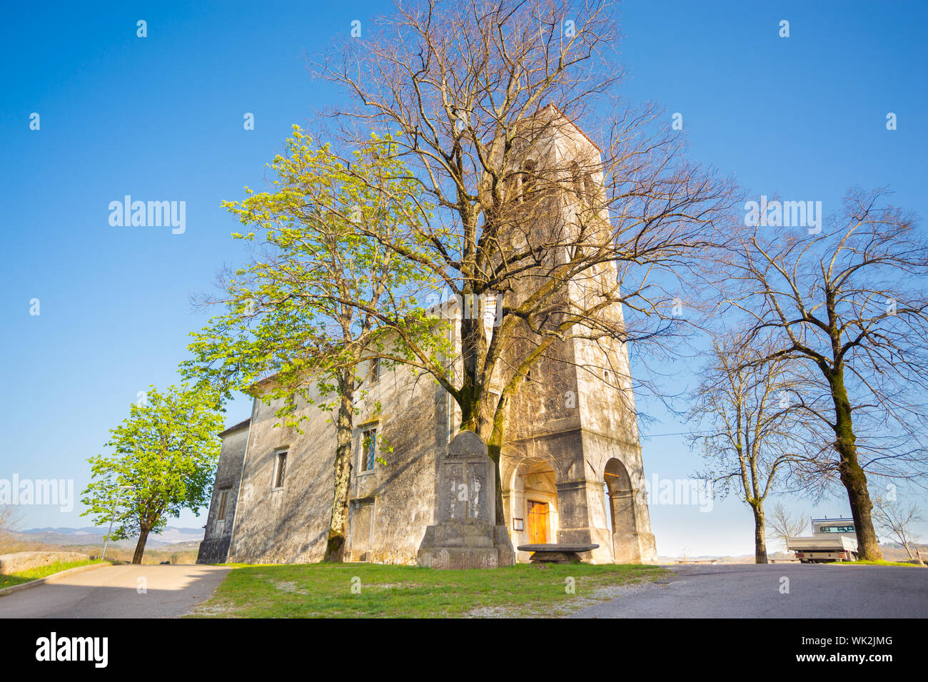 Chiesa di saint Elija dal 1802 nel villaggio di Kopriva, costa e la regione carsica della Slovenia, l'Europa. Foto Stock