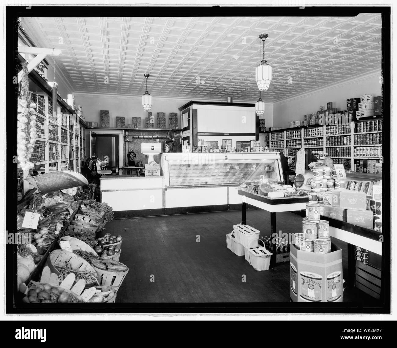 Interno del D.G.S. Store, 4709] Wisc. Ave., N.W., nello Stato di Washington, D.C. Foto Stock