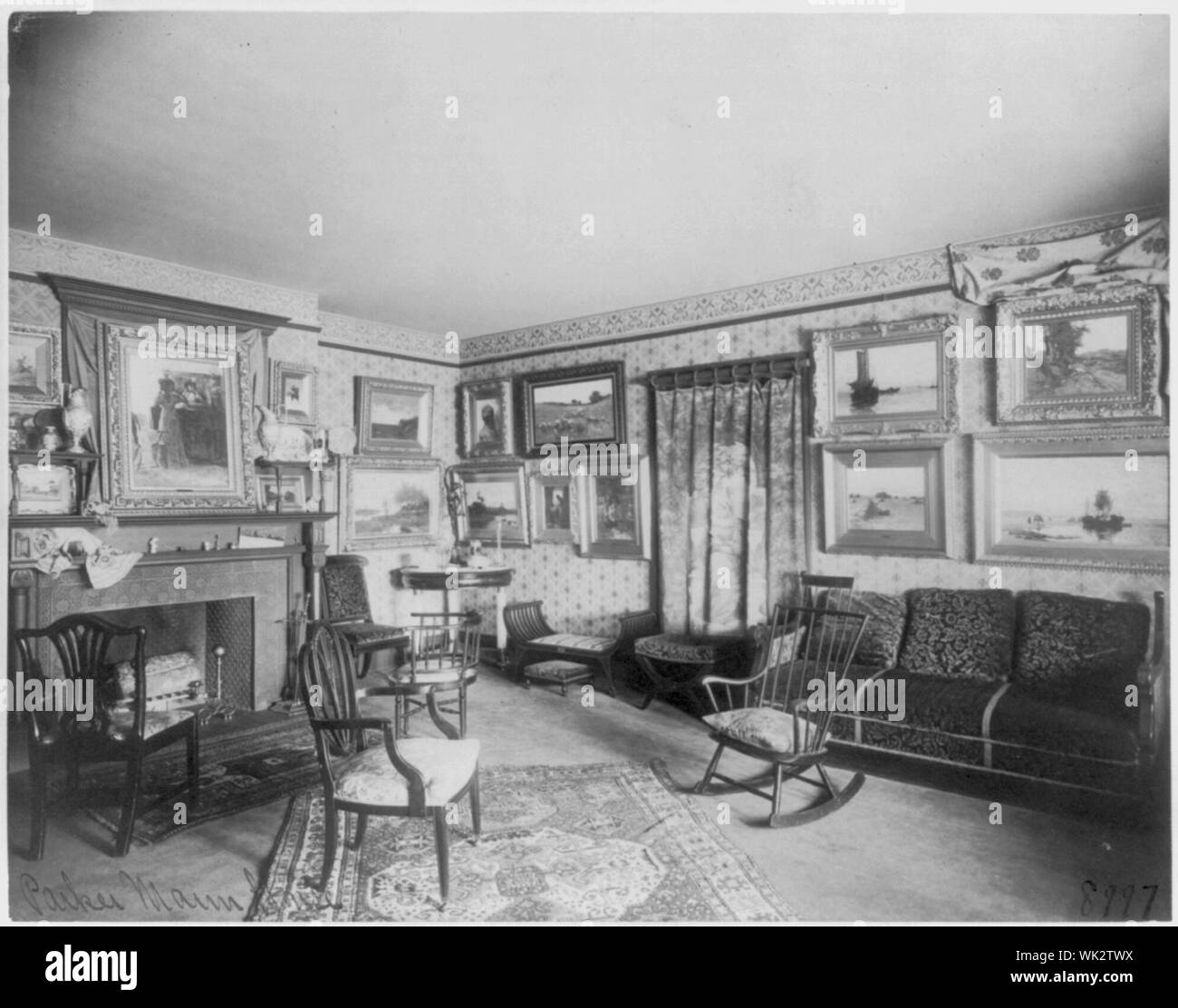 Interno della Parker casa Mann, Tanglebank, Kalorama Avenue, N.W., Washington D.C. - Camera riempita con dipinti Foto Stock