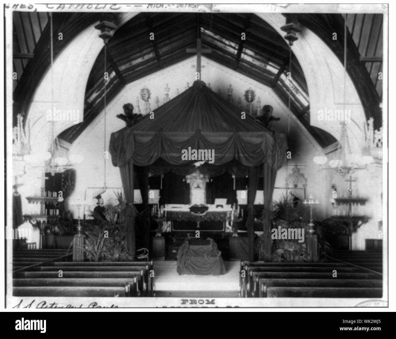 Interno della S.S. Pietro e Paolo, la cattedrale, Detroit, Mich, mostrando catafalque dove i resti del Padre Henneart prevista nello stato Foto Stock