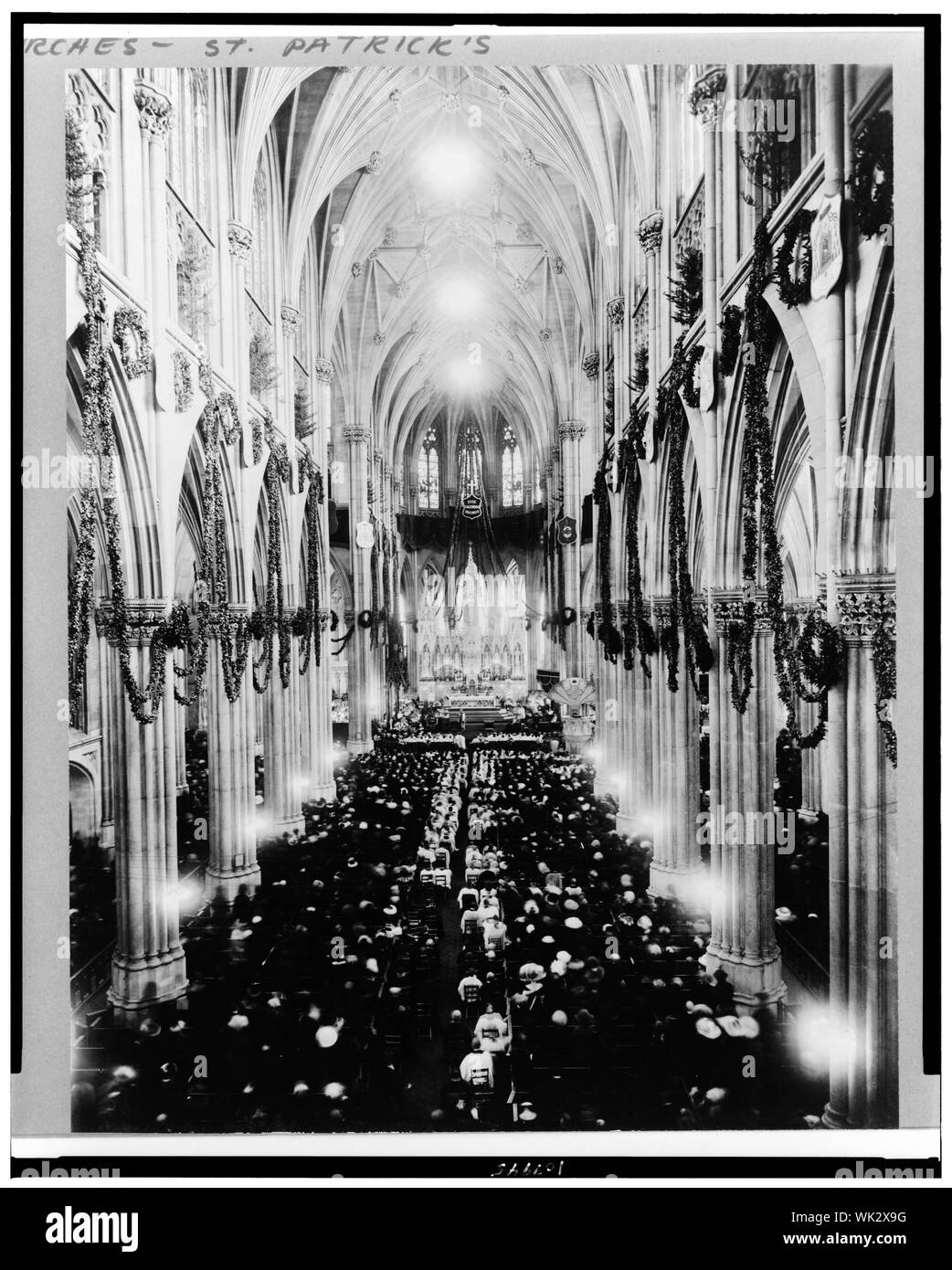 Interno della cattedrale di San Patrizio, durante i servizi a tempo di Natale, New York City Foto Stock