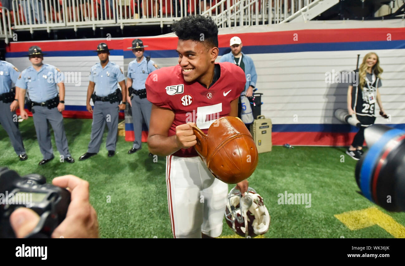 Agosto 31, 2019: Alabama quarterback Taulia Tagovailoa sorrisi dopo che indossa il vecchio casco di pelle dopo aver battuto il duca in Chic-fil-di un calcio di inizio gioco di un college di NCAA Football gioco a Mercedes-Benz Stadium di Atlanta, GA. Austin McAfee/CSM Foto Stock Agosto 31, 2019: Alabama quarterback Taulia Tagovailoa sorrisi dopo che indossa il vecchio casco di pelle dopo aver battuto il duca in Chic-fil-di un calcio di inizio gioco di un college di NCAA Football gioco a Mercedes-Benz Stadium di Atlanta, GA. Austin McAfee/CSM Foto Stock