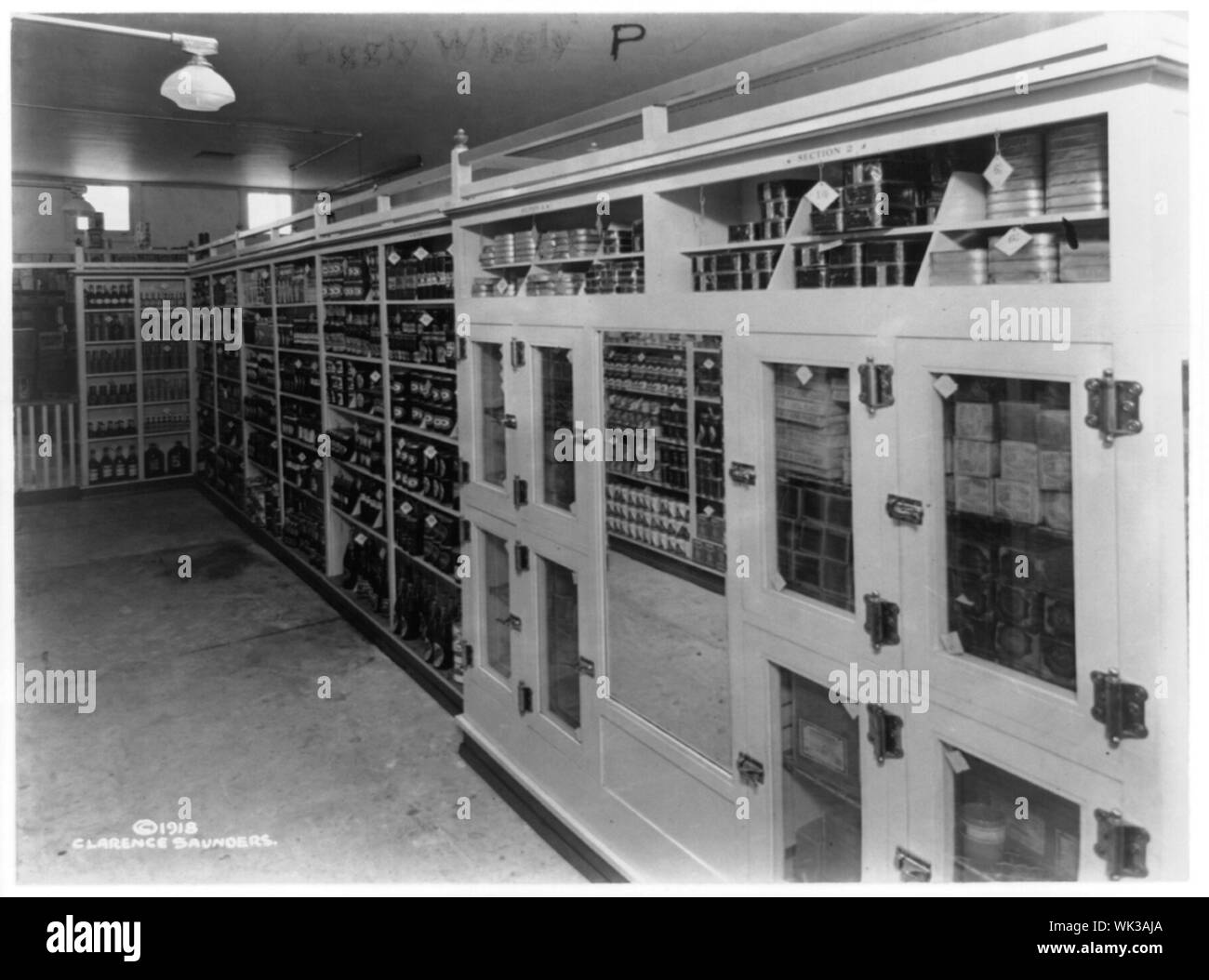 Vista interna di un Piggly Wiggly self-service fruttivendolo che mostra la merce sugli scaffali Foto Stock