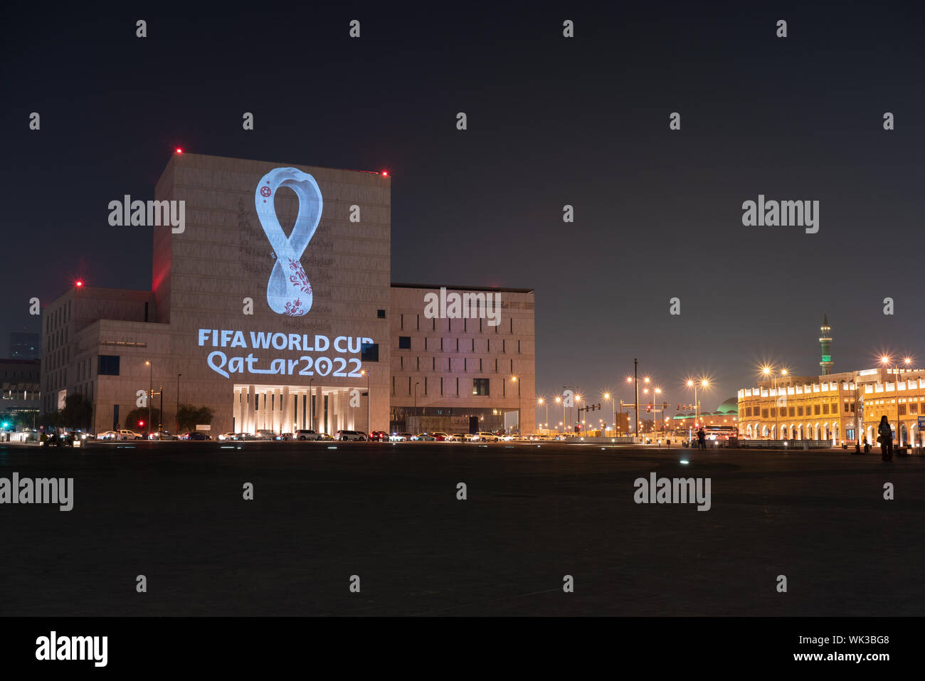 L'emblema ufficiale per il Qatar 2022 FIFA World Cup è stata svelata in una proiezione sincronizzata del logo su alcuni del Qatar più edifici iconici e in altri 24 tra le maggiori città di tutto il mondo. Il piomba curve dell'emblema rappresentano le ondulazioni delle dune del deserto e il loop continua mostra sia il numero otto - evidenziando gli otto stadi che ospiteranno le partite della Coppa del mondo - e il simbolo di infinito, che riflette la natura interconnessa del caso secondo gli organizzatori del torneo. Foto Stock