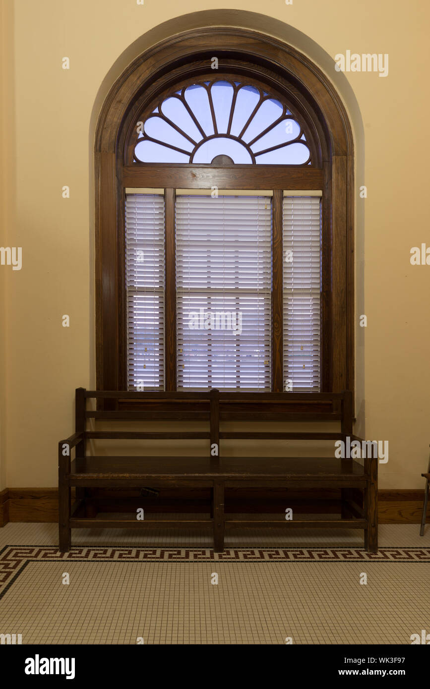 Finestra interna e panca. Lawton Edificio Federale degli Stati Uniti e Courthouse, Lawton, Oklahoma Foto Stock