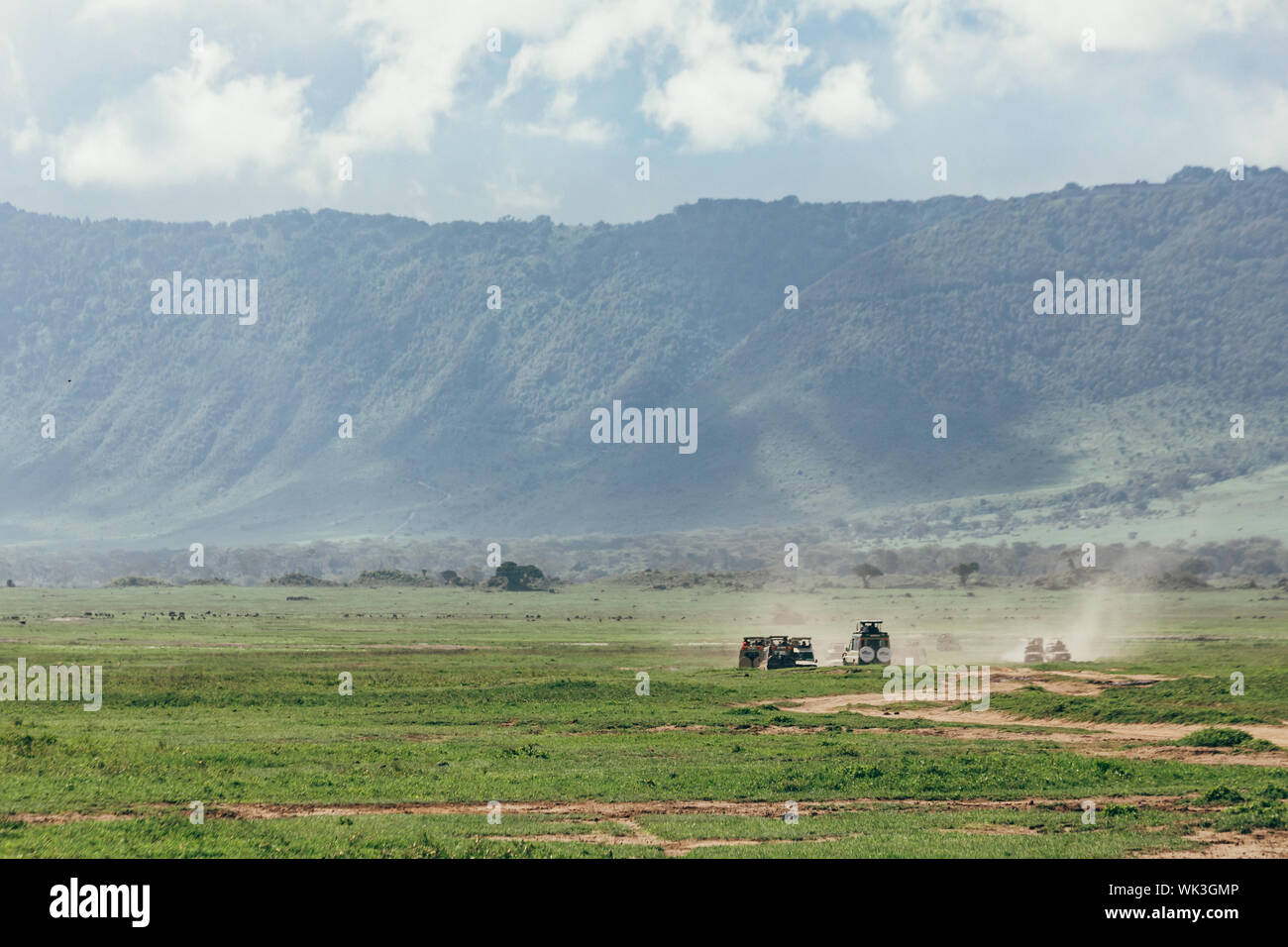 Jeep visto sullo sfondo del cratere di Ngorongoro Foto Stock