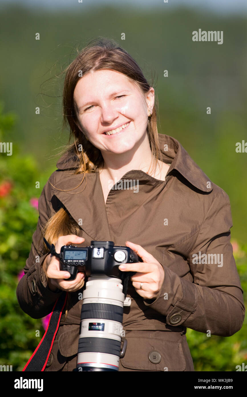 Bellissima femmina giovane fotografo di natura all'aperto Foto Stock