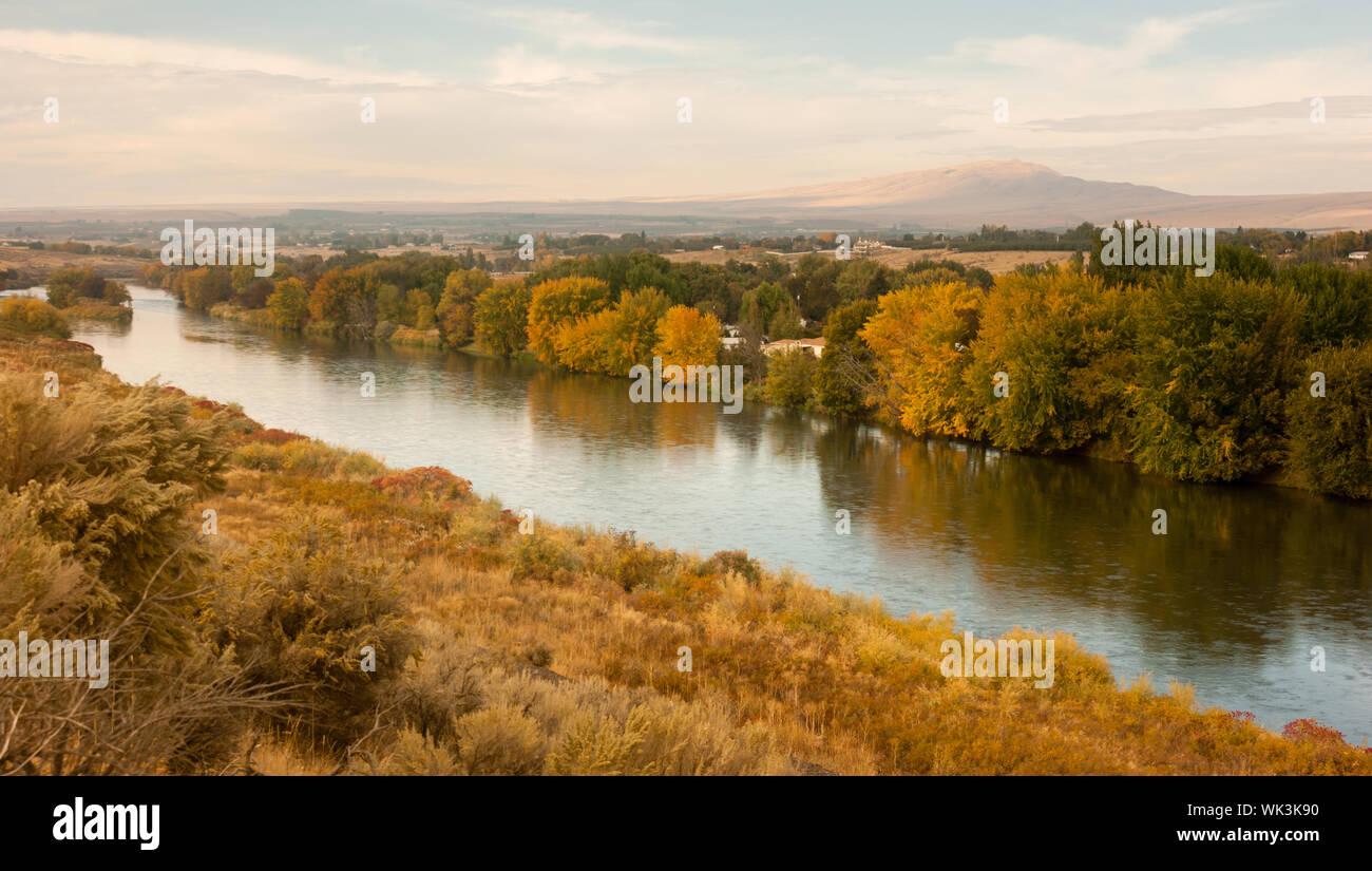 Yakima River si snoda attraverso ricchi terreni agricoli Foto Stock