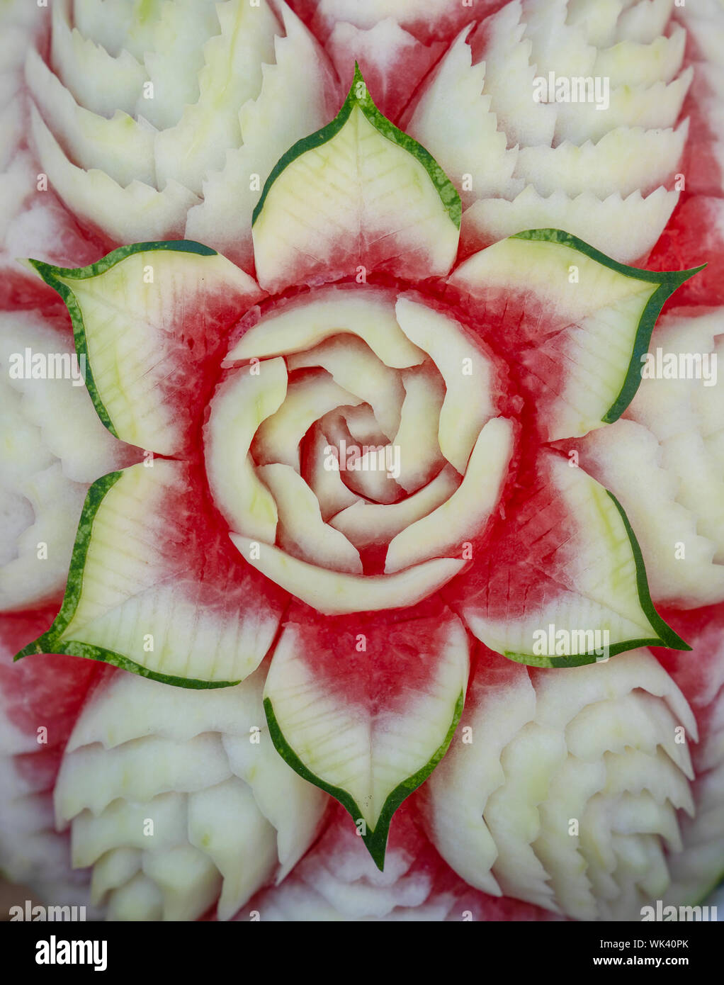 Succosa carving cocomero si trasforma in un bellissimo fiori. Arte di frutta e verdure carving. L'arte della Thailandia. Foto Stock