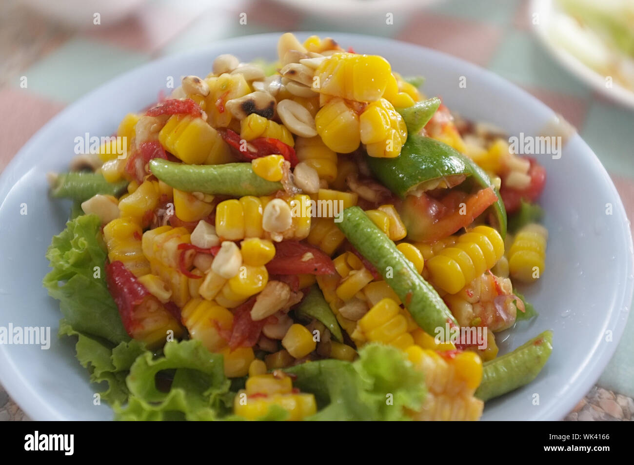 Un fast food in stile Tailandese cibo. Mais insalata di papaia, deliziosa mais speziata insalata di papaia. Popolare il cibo tailandese. Foto Stock