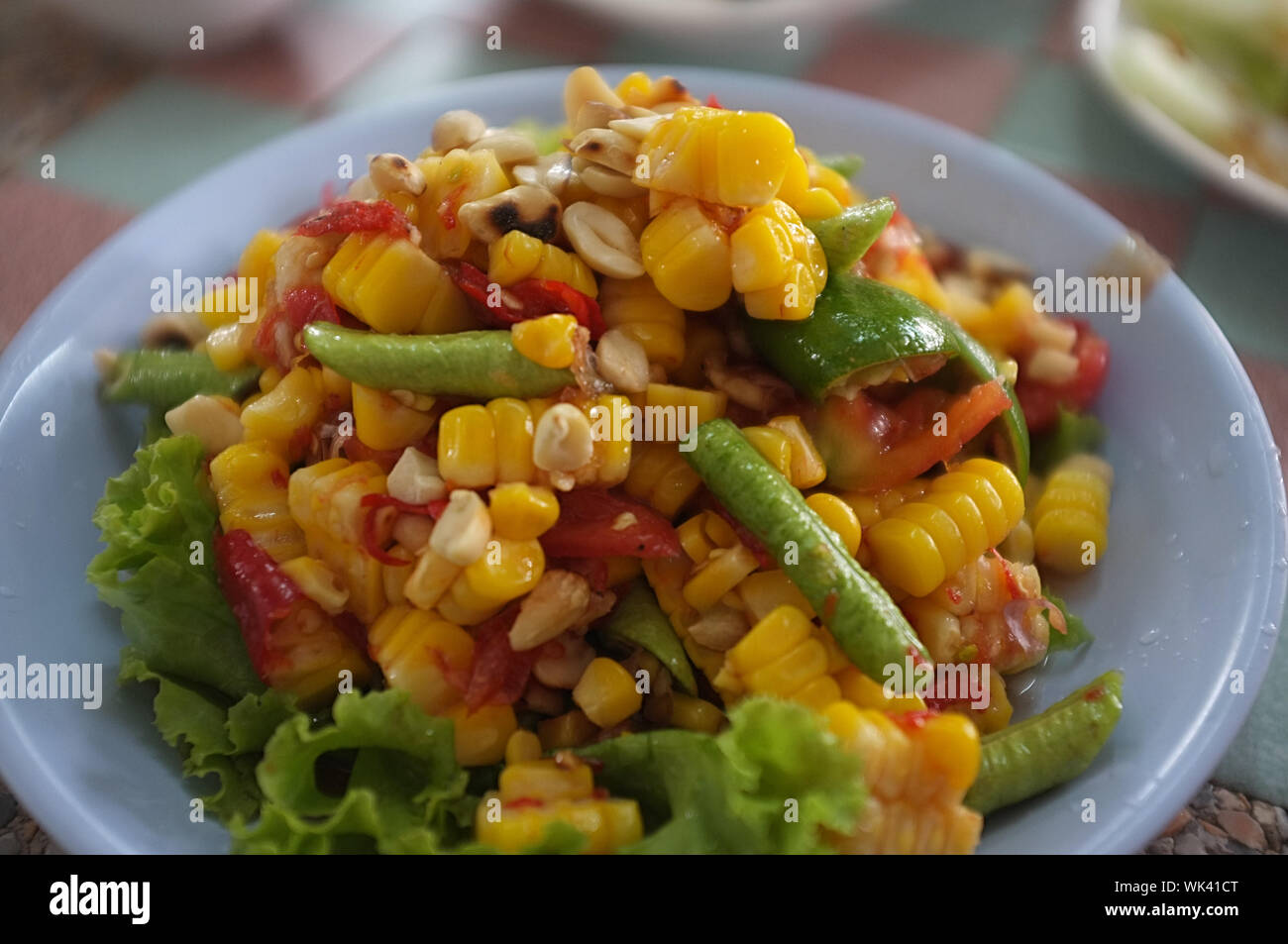 Un fast food in stile Tailandese cibo. Mais insalata di papaia, deliziosa mais speziata insalata di papaia. Popolare il cibo tailandese. Foto Stock