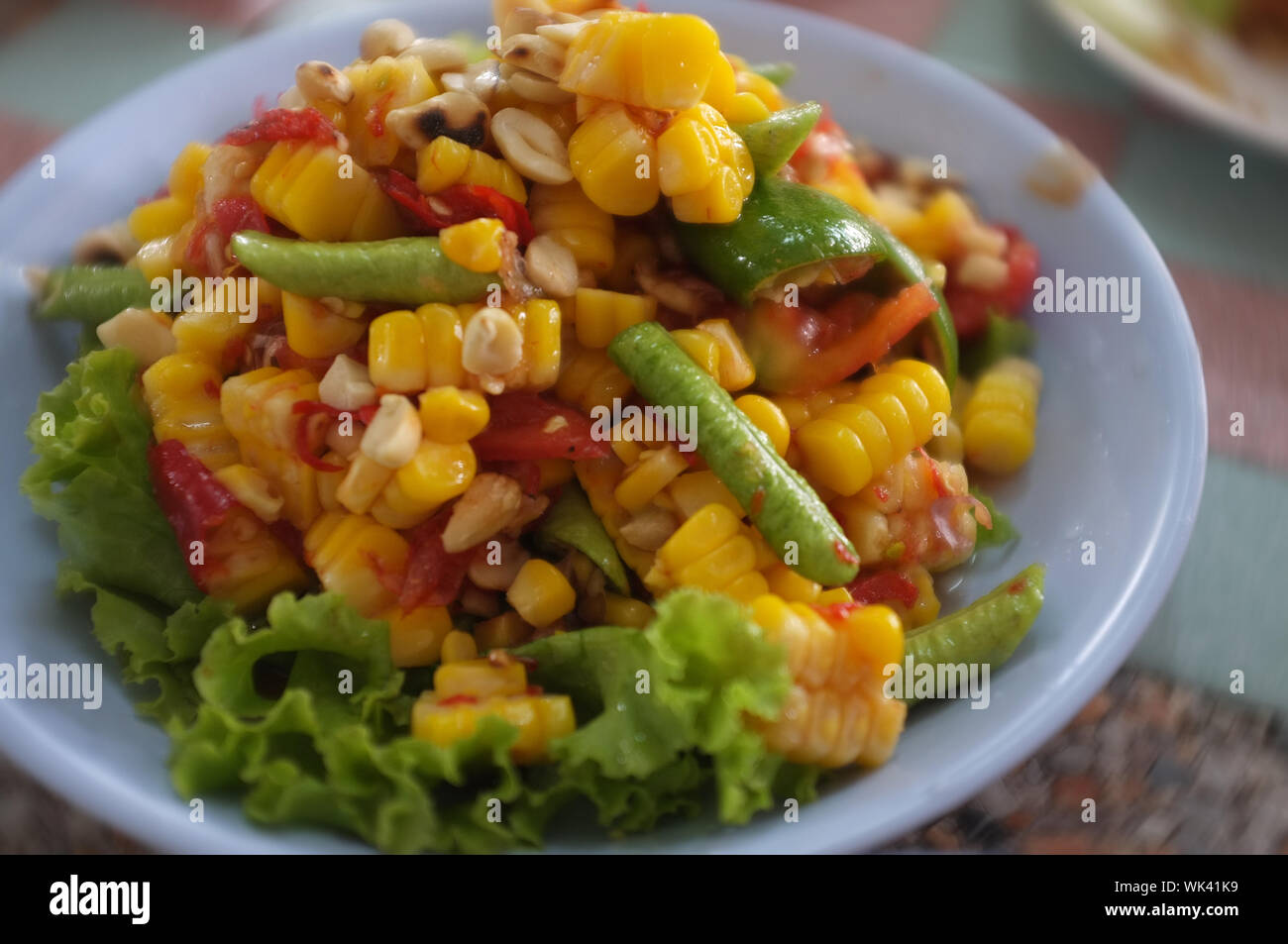 Un fast food in stile Tailandese cibo. Mais insalata di papaia, deliziosa mais speziata insalata di papaia. Popolare il cibo tailandese. Foto Stock