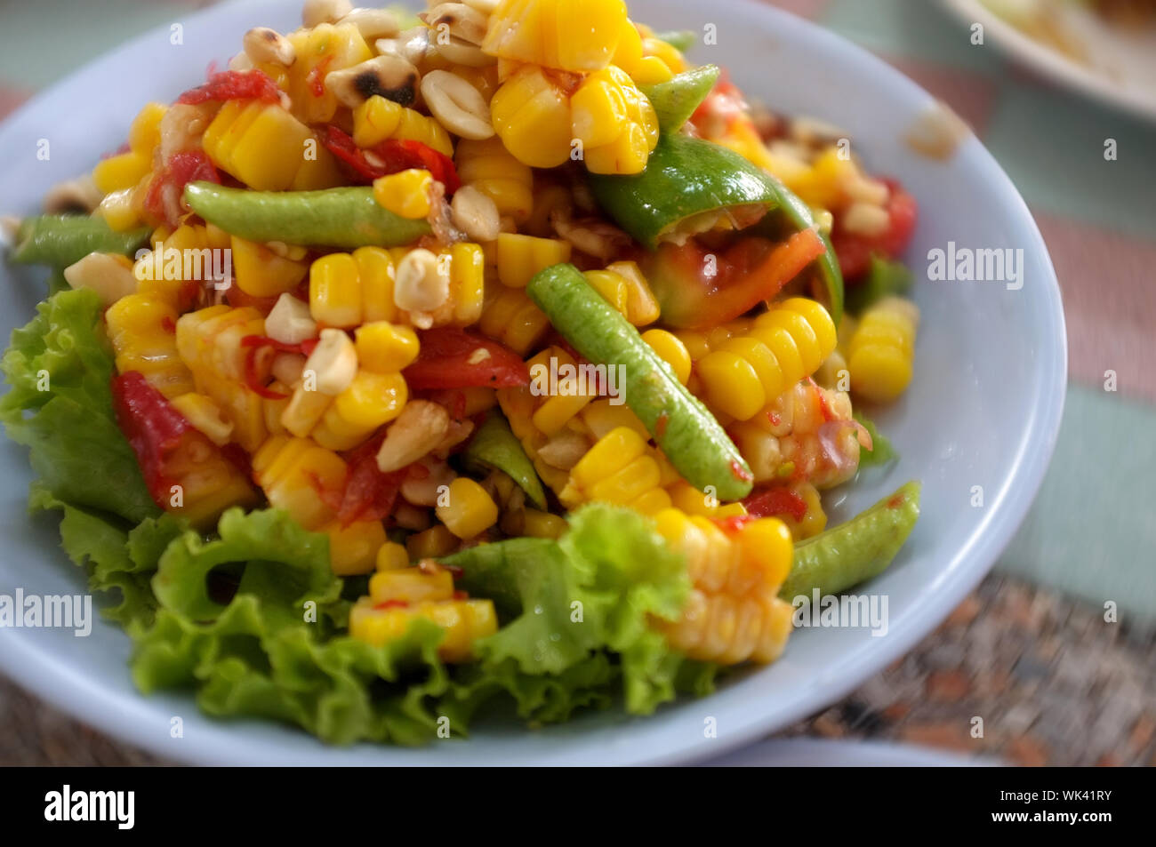 Un fast food in stile Tailandese cibo. Mais insalata di papaia, deliziosa mais speziata insalata di papaia. Popolare il cibo tailandese. Foto Stock