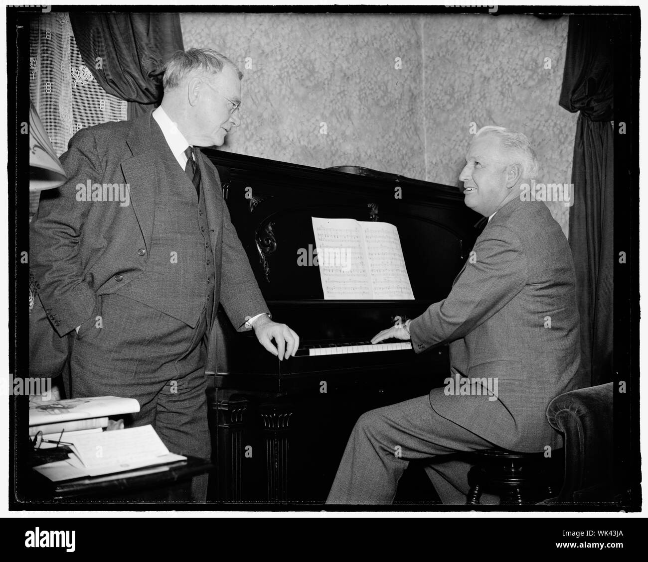 Iowa Senator gioca swan song. Washington, 14 aprile. Forse non così realizzato musicalmente come in materia di stato è il senatore Guy Gillette di Iowa, ma potrebbe essere qui descritto come simbolicamente la riproduzione di Swan Song per ha detto che egli non intende correre per la rielezione di nuovo quando arriva l'ora. Sost. Fred Gilchrist, anche da Iowa, si piega un orecchio critico per il senatore di interpretazione, 4-14-39 Foto Stock