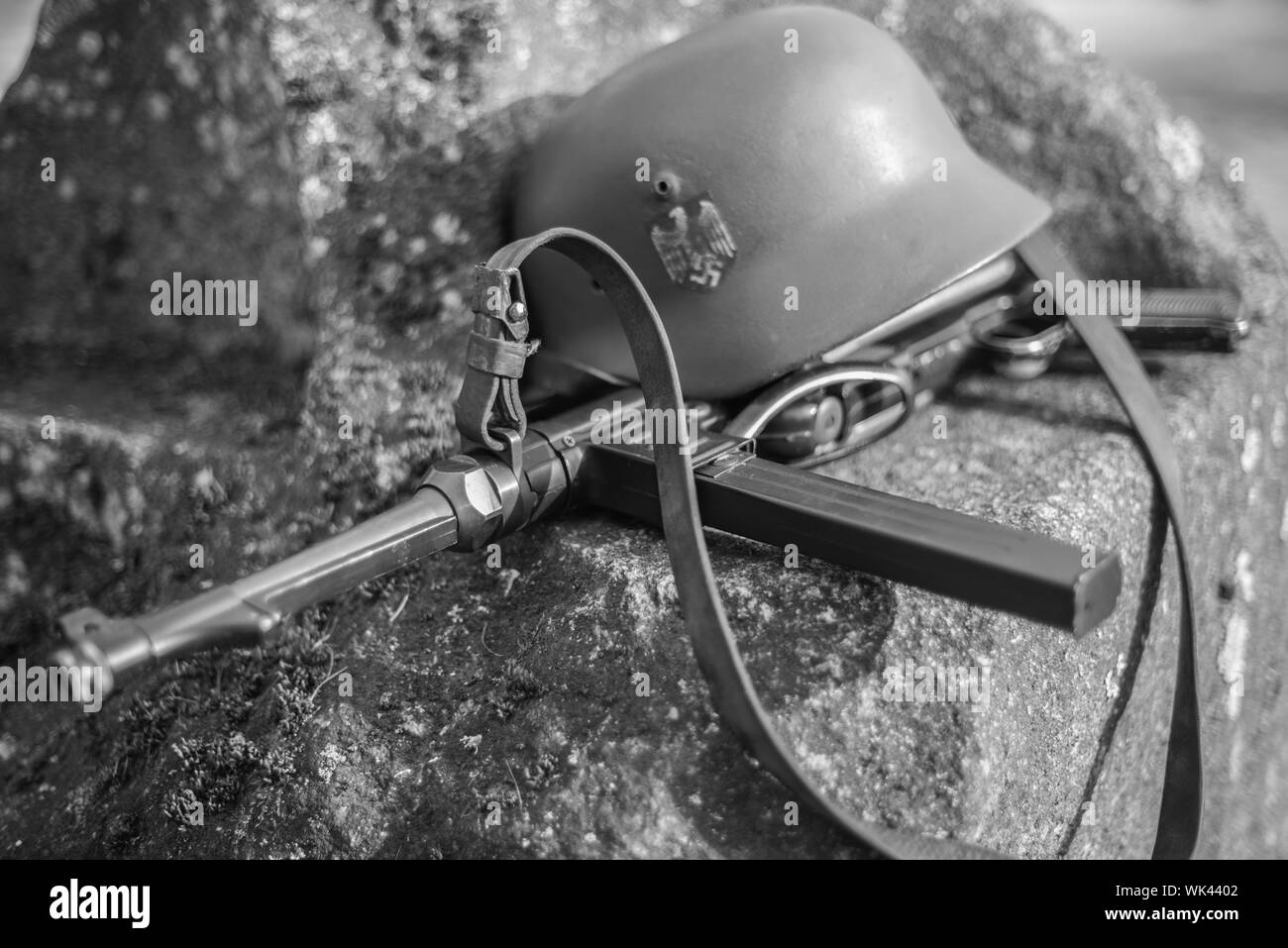 Macchina automatica di pistola e casco SS officer. La seconda guerra mondiale. Foto Stock