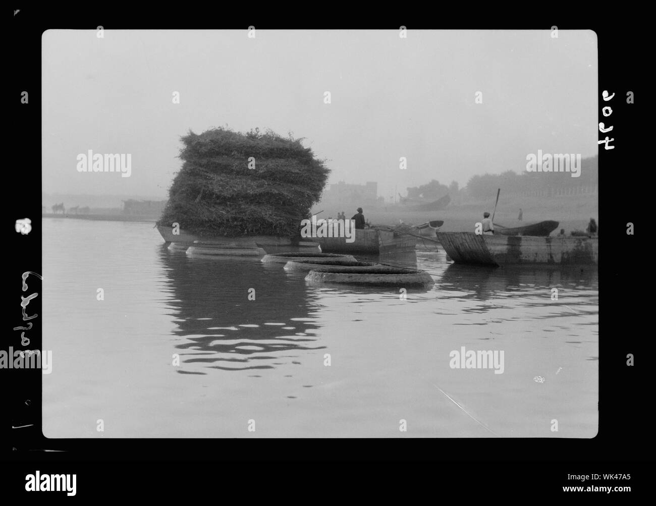 L'Iraq. (Mesopotamia). Baghdad. Scene di fiume sul Tigri. Il tigri. Ghuffas e chiatte di carburante lungo le sponde del fiume Foto Stock