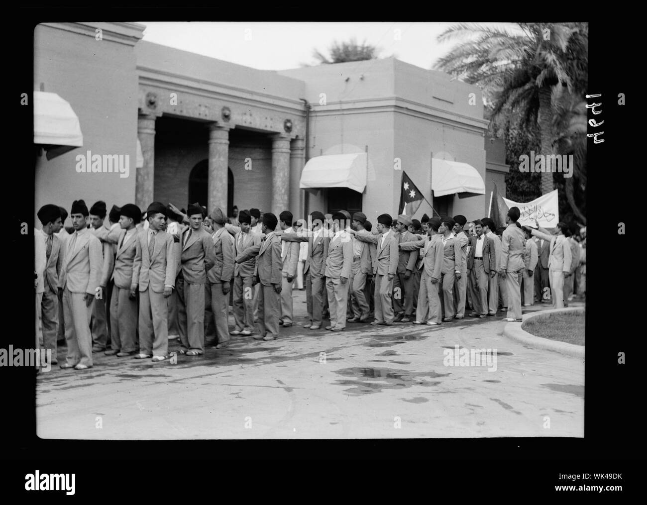 L'Iraq. (Mesopotamia). Celebrazione dell'Iraq diventando membro della lega delle nazioni, 6 ott. 1932. Baghdad. I giovani iracheni offrono il saluto fascista. A. H.M. RE Foto Stock