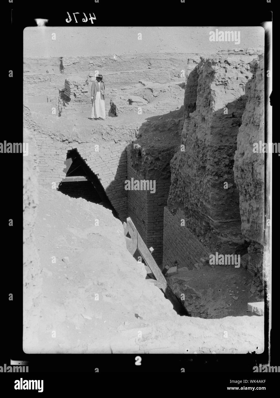 L'Iraq. Babilonia la grande. Varie viste del fatiscenti rovine. Una dimora sotterranea. Usato del vecchio per sfuggire al caldo estivo Foto Stock