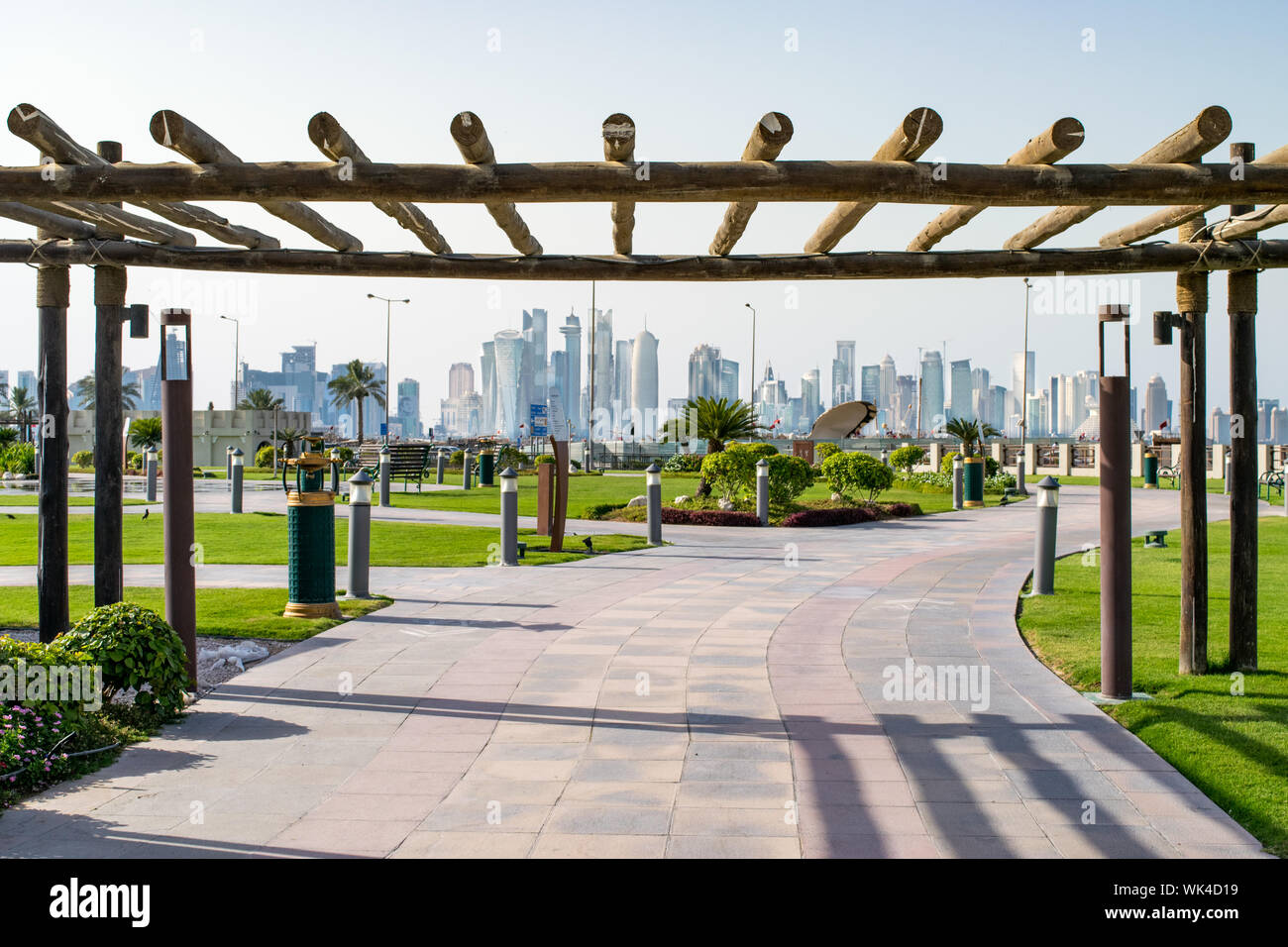 Tradizionale in legno per ingresso Grassy City Park da Corniche, con una vista del West Bay - skyline di Doha in Qatar Foto Stock