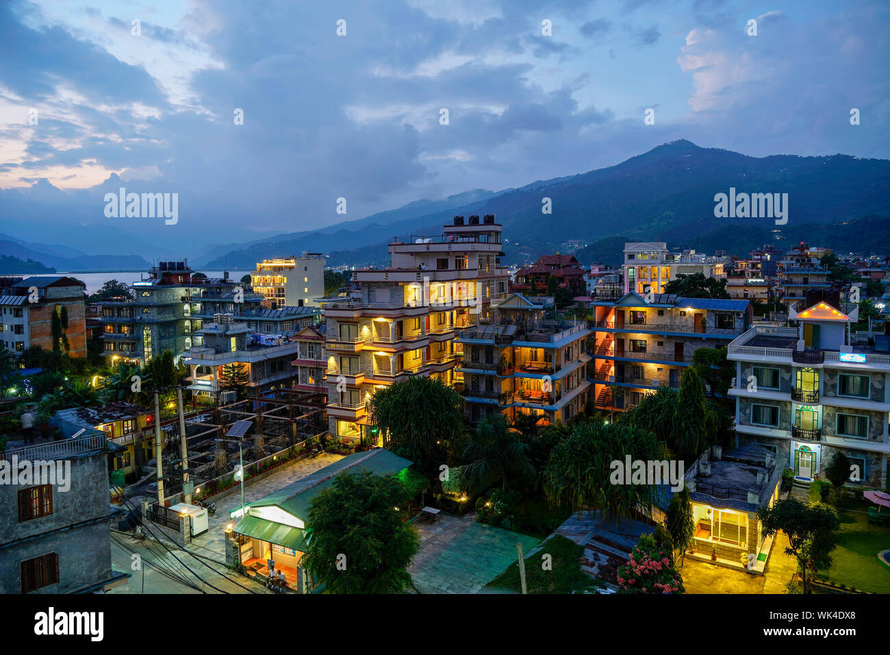 Di notte Pokhara nepalese पोखरा: una città metropolitana in Nepal Asia del Sud Foto Stock