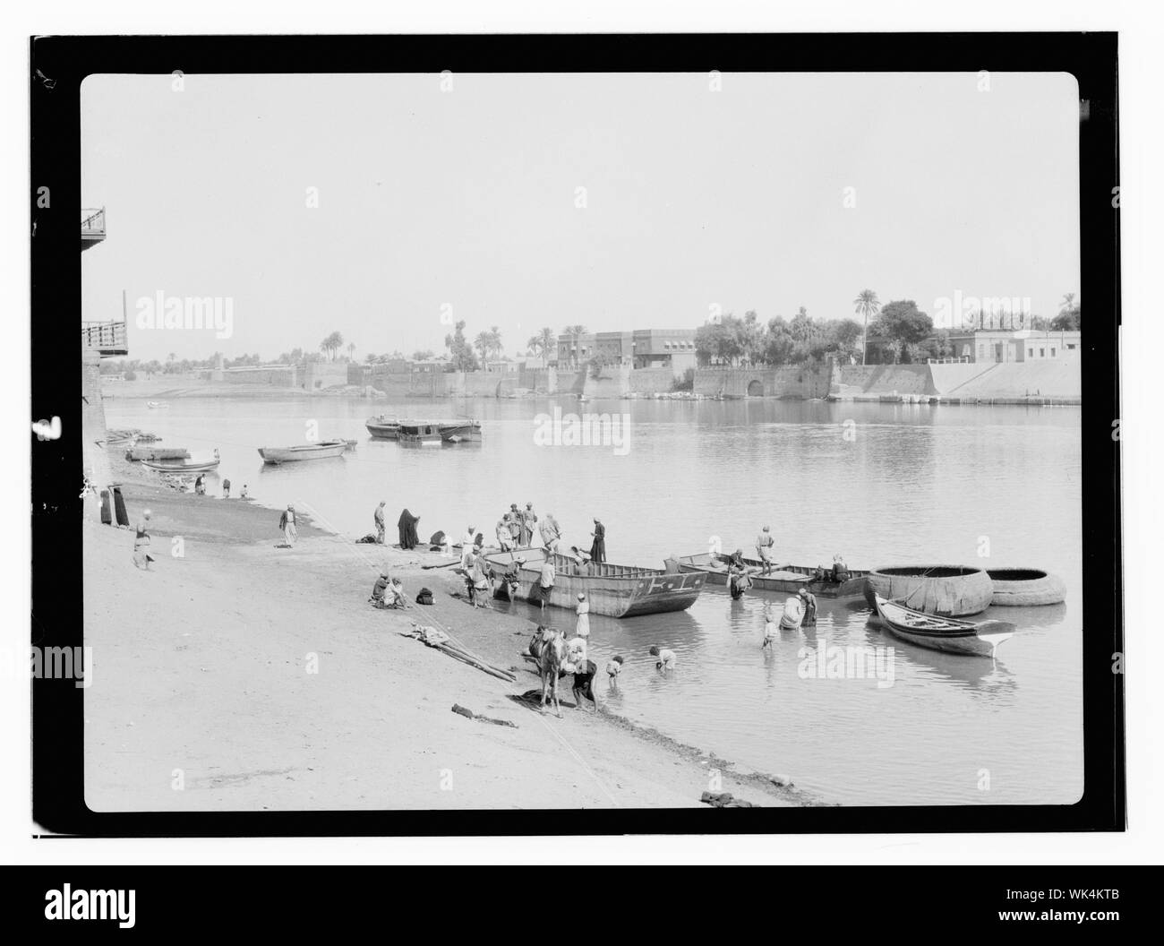 Iraq, Scena di fiume e parete della città Foto Stock