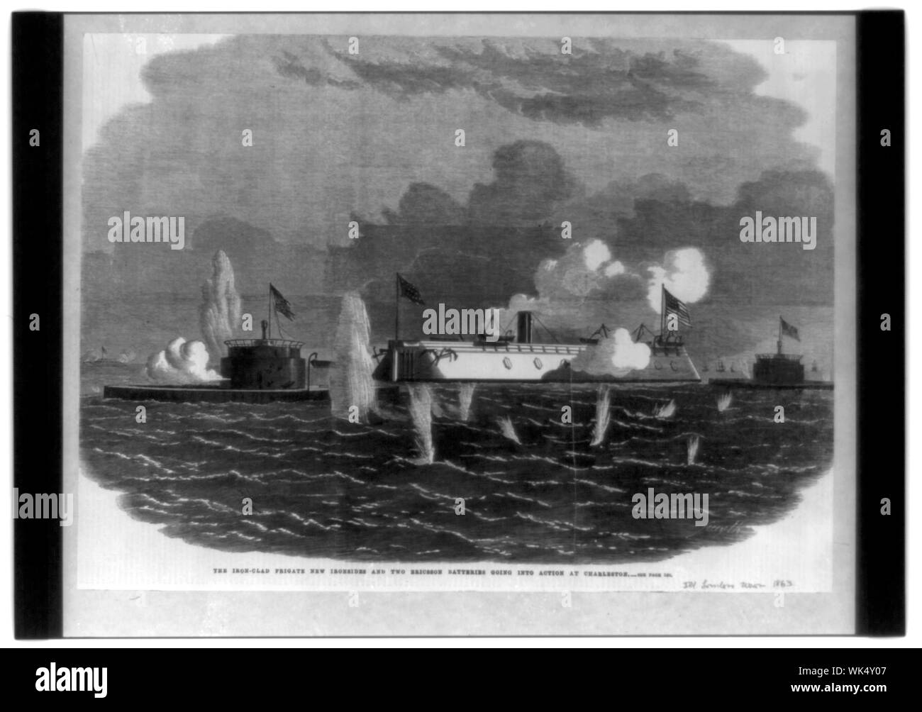 Di ferro rivestito nuove fregate Ironsides e due batterie Ericsson entrando in azione a Charleston Foto Stock Di ferro rivestito nuove fregate Ironsides e due batterie Ericsson entrando in azione a Charleston Foto Stock