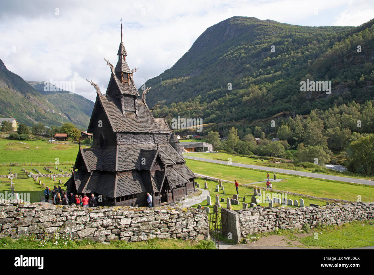 Borgund, Norvegia - Agosto 14, 2019: Borgund stavkirke e turisti, Norvegia Foto Stock
