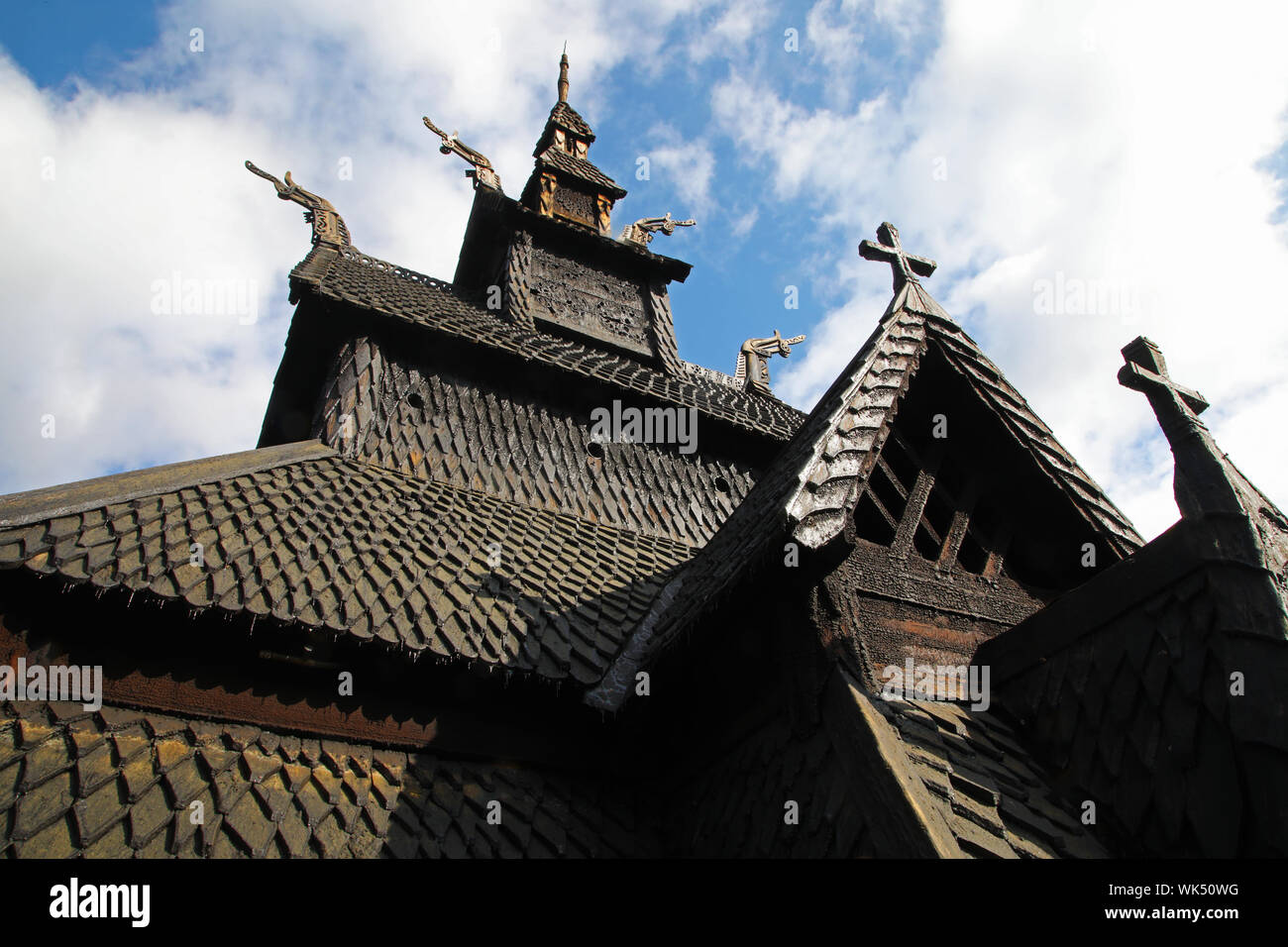 La maestà del Borgund stavkirke in Norvegia. Il tetto di una antica chiesa di legno quasi 900 anni. Foto Stock