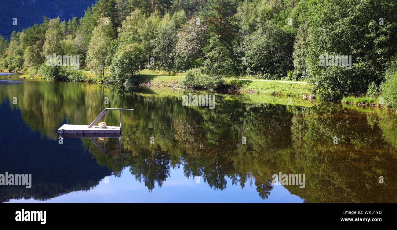 Zattera con trampolino sul lago norvegese Foto Stock