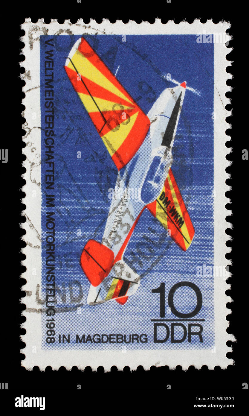 Timbro rilasciato in Germania - Repubblica Democratica (DDR) mostra sport aereo 'Trener', il Campionato Mondiale di Acrobazia Aerea a Magdeburgo, circa 1968. Foto Stock
