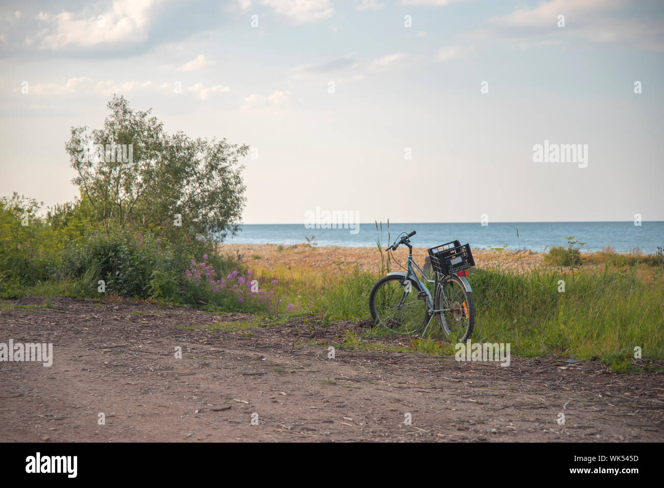 Bike sorge sulla spiaggia in riva al mare Foto Stock