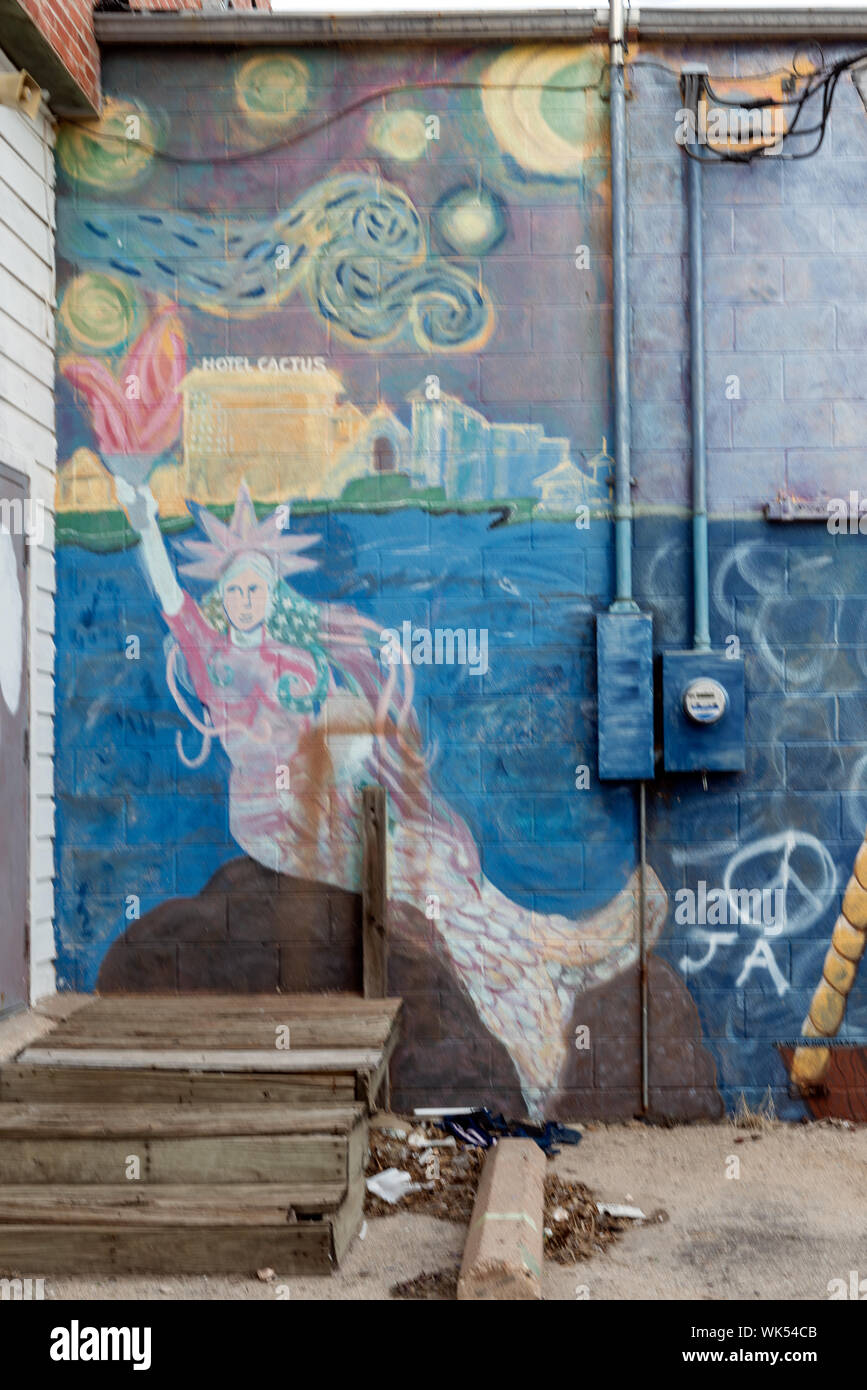 Si tratta di graffiti o d'arte? Qualunque cosa sia, questa parete disegno in San Angelo, la sede di Tom Green County, Texas, mostra un tocco patriottico, con un cenno al vecchio Cactus Hotel in città Foto Stock