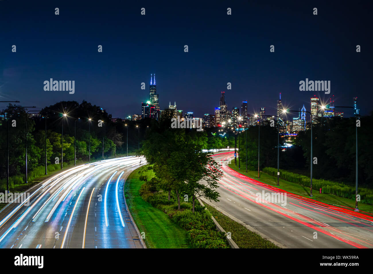 Luci della città di notte. Skyline e il traffico sulle strade di Chicago, Illinois. Foto Stock