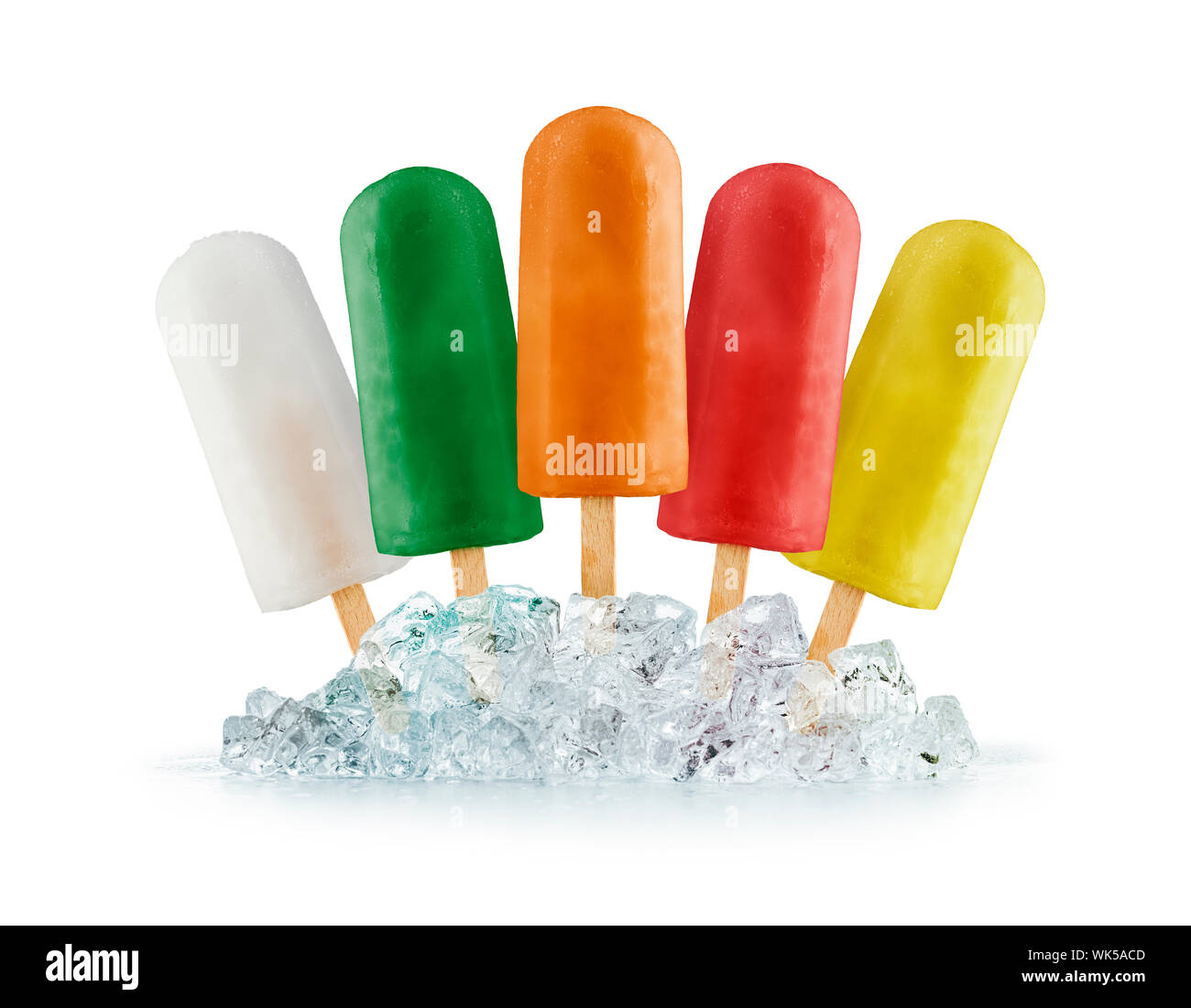 Varietà di frutti per lecca-lecca di ghiaccio a cubetti di ghiaccio, su sfondo bianco Foto Stock