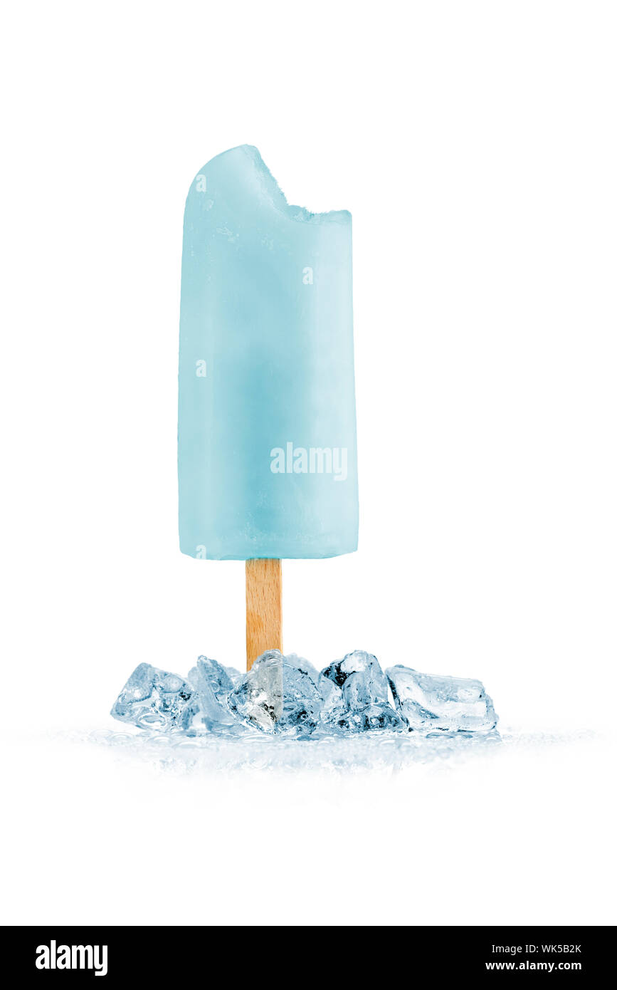 Cool picchiato per lecca-lecca di ghiaccio sul cubo di ghiaccio, su sfondo bianco Foto Stock