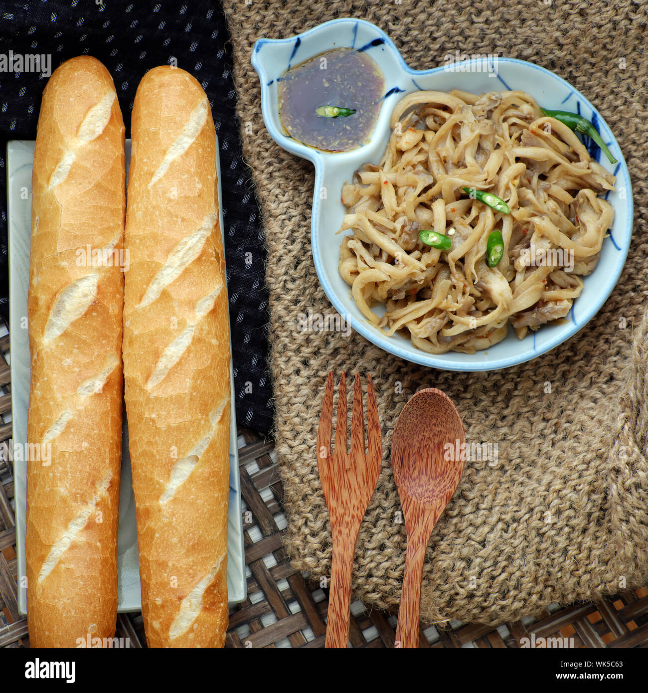 Semplice vietnamita cibo vegetariano dalla vista superiore, abalone fungo con un trito di citronella e salsa di tamarindo mangiare con pane, la dieta alimentare per vegan Foto Stock Semplice vietnamita cibo vegetariano dalla vista superiore, abalone fungo con un trito di citronella e salsa di tamarindo mangiare con pane, la dieta alimentare per vegan Foto Stock