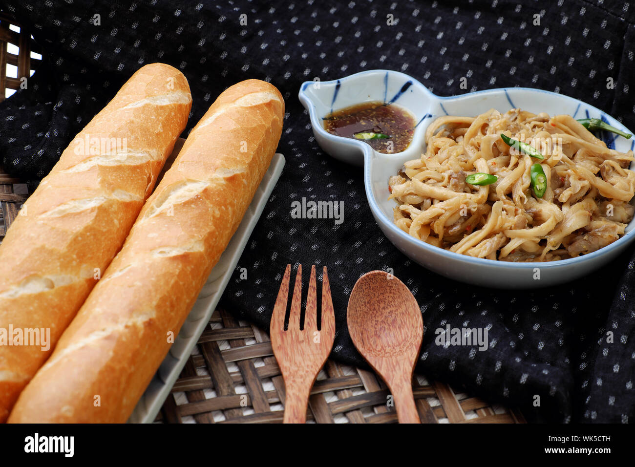 Semplice vietnamita cibo vegetariano dalla vista superiore, abalone fungo con un trito di citronella e salsa di tamarindo mangiare con pane, la dieta alimentare per vegan Foto Stock Semplice vietnamita cibo vegetariano dalla vista superiore, abalone fungo con un trito di citronella e salsa di tamarindo mangiare con pane, la dieta alimentare per vegan Foto Stock