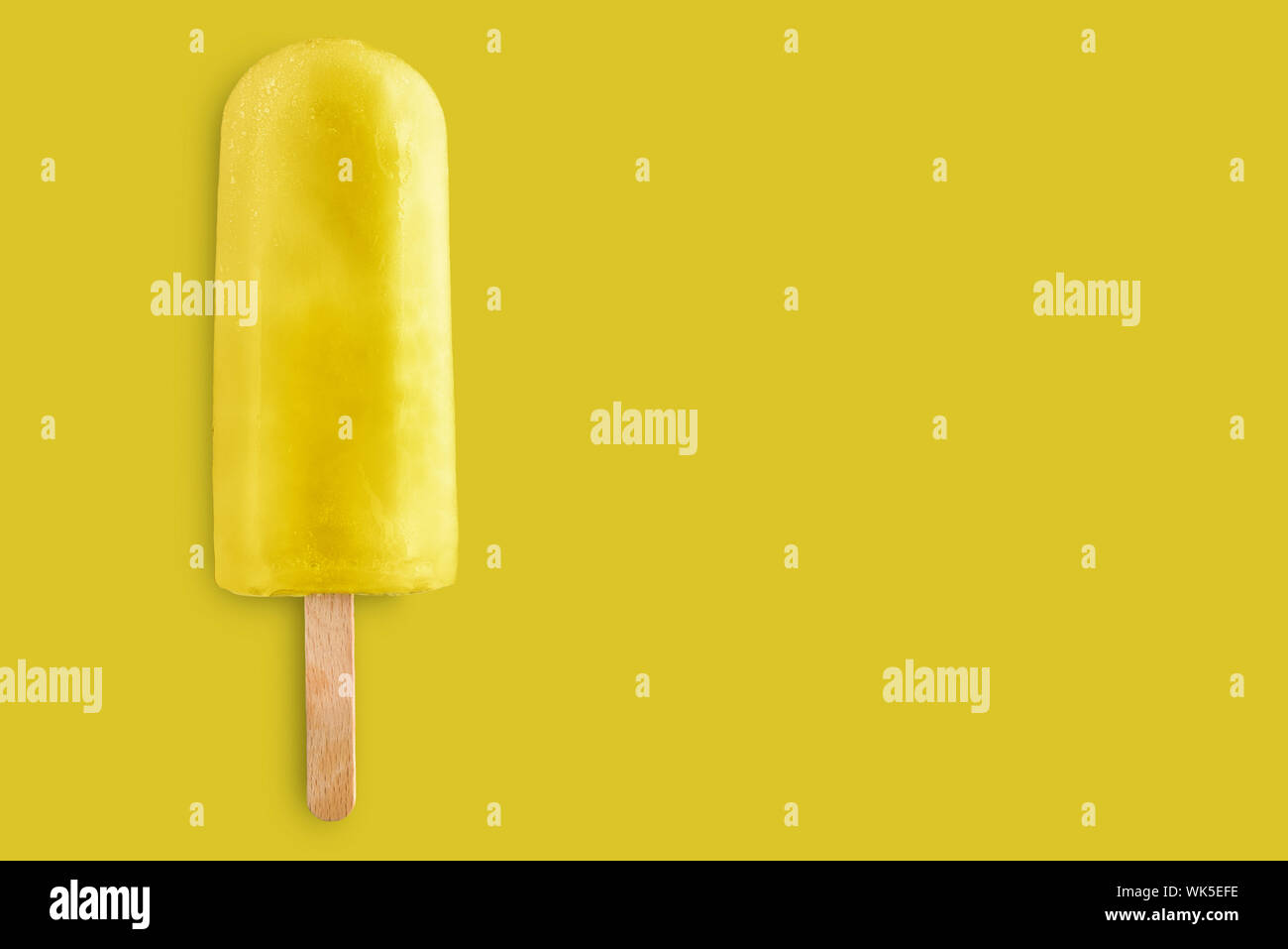 Ghiaccioli al limone su sfondo giallo Foto Stock