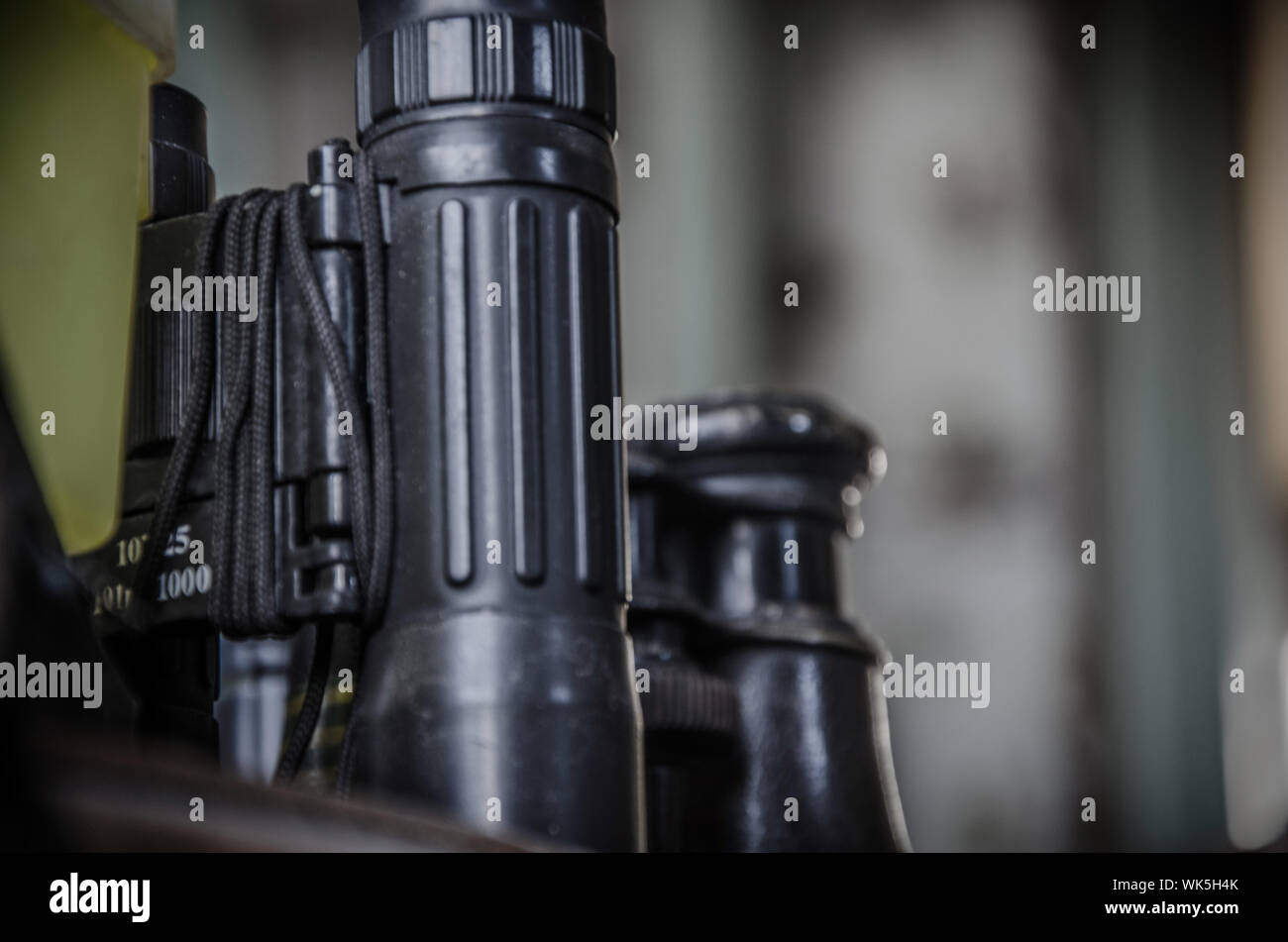 Close-up di Binocolo nero sul ripiano a casa Foto Stock