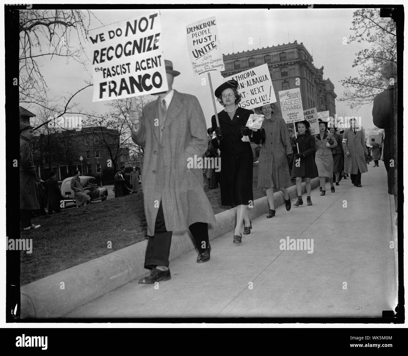 Ambasciata italiana picketed da pace-democrazia gruppo protestando sequestri. Washington, 8 aprile. I rappresentanti del ramo di Washington del campionato americano per la pace e la democrazia ha preso oggi segni e picketed l'Ambasciata Italiana. È stata una varietà di lunga distanza di picchetti, tuttavia, per le forze di polizia manifestanti mantenuto a una distanza di 500 piedi dall'ambasciata. Il gruppo ha protestato fascista e nazista di conquiste e la creazione di diversi protettorati "" in Europa. 4-8-39 Foto Stock