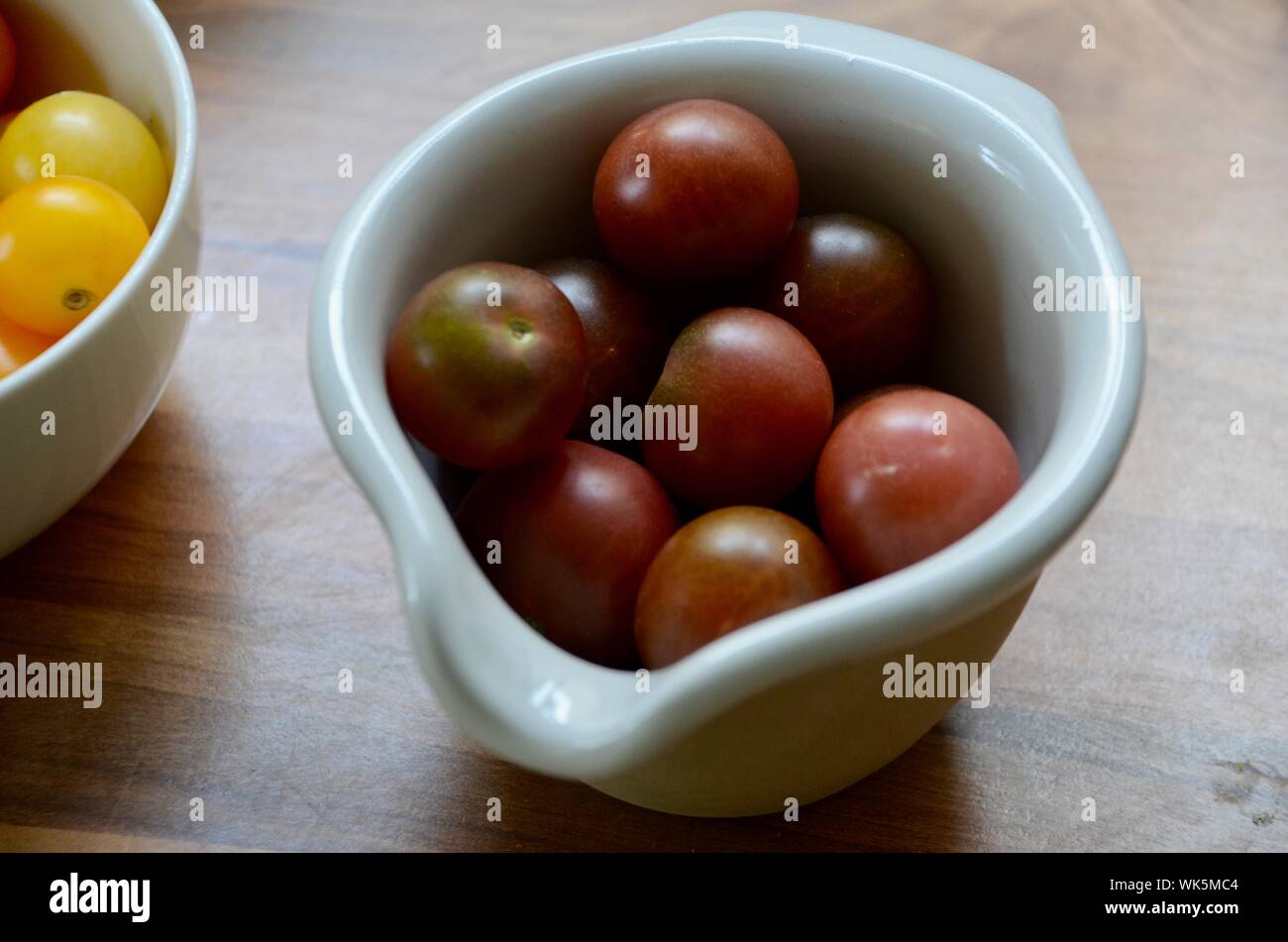 Ciotola di vari tipi di pomodoro rosso giallo viola tigerella russo e golden Foto Stock