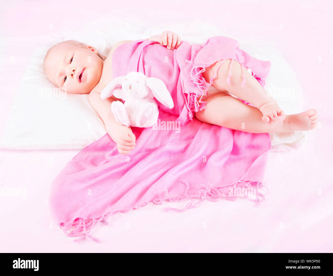 Dolce neonato con giocattolo morbido Foto Stock
