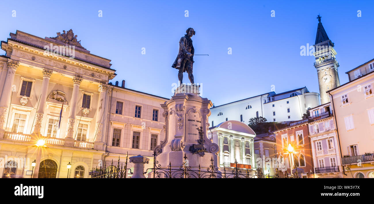 Il Tartini Square (sloveno: Tartinijev trg, italiano: Piazza Tartini) è la più grande e la piazza principale della città di Pirano, Slovenia. Esso è stato chiamato dopo Foto Stock