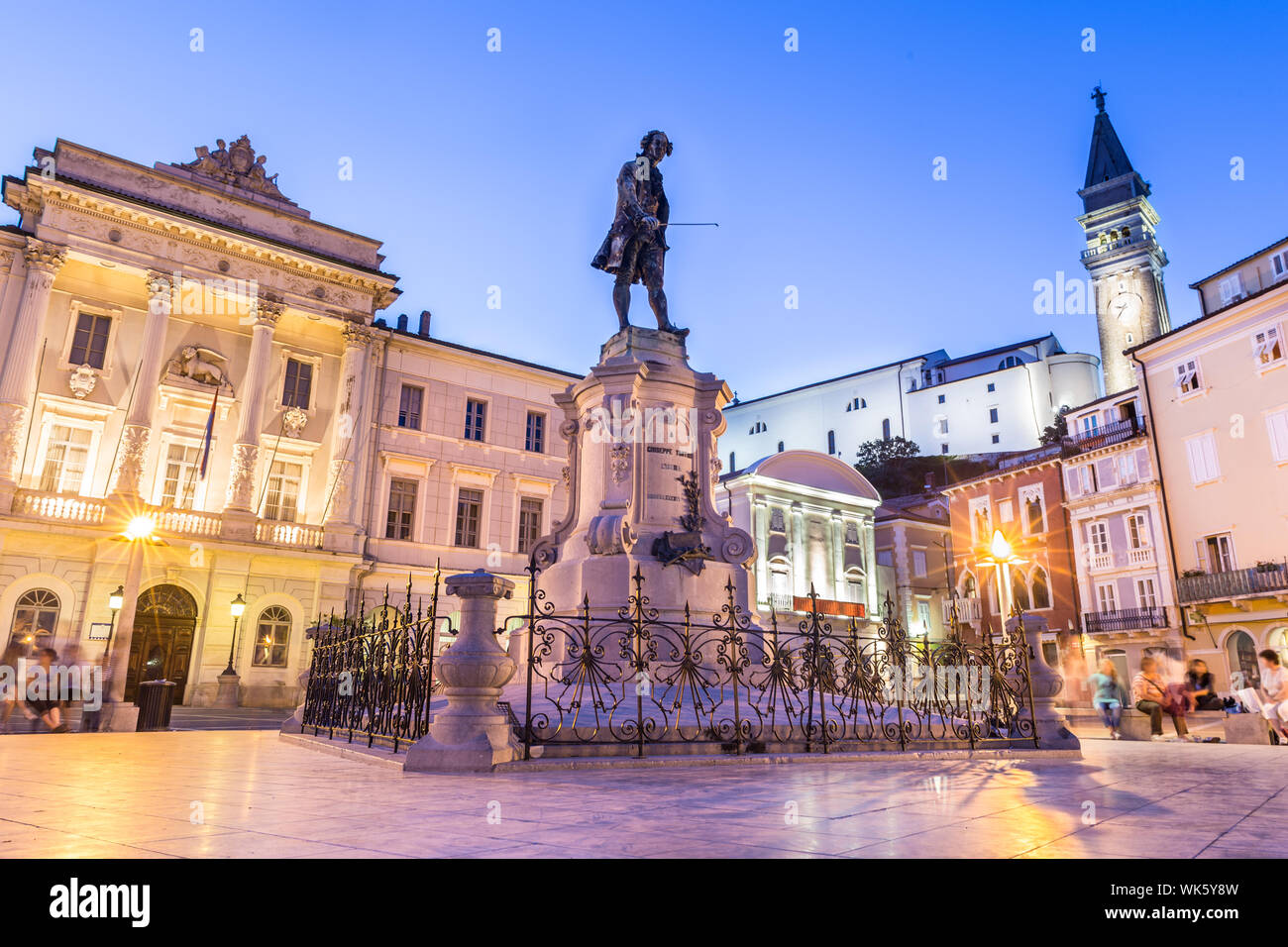 Il Tartini Square (sloveno: Tartinijev trg, italiano: Piazza Tartini) è la più grande e la piazza principale della città di Pirano, Slovenia. Esso è stato chiamato dopo Foto Stock