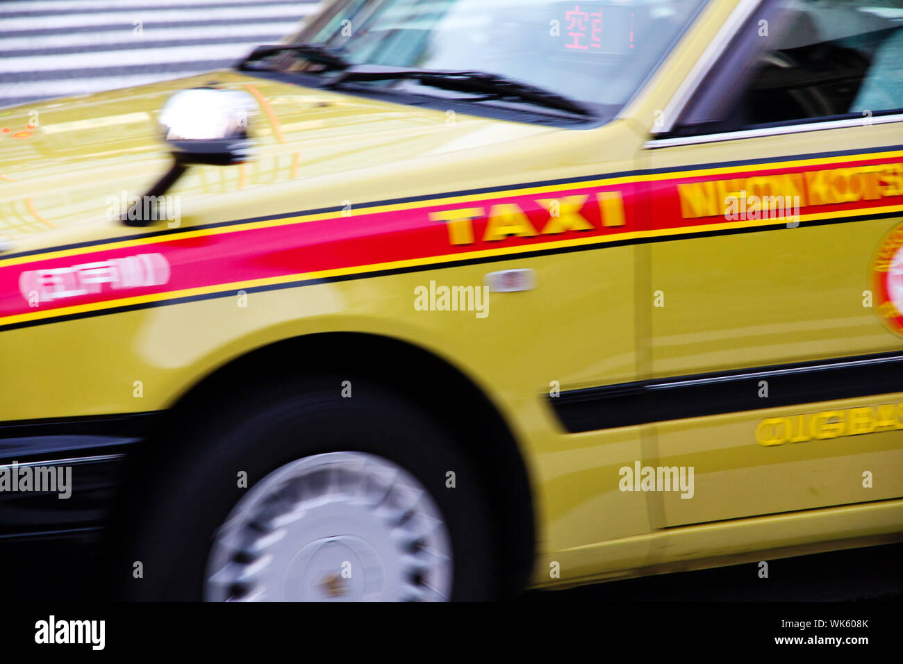 Taxi accelerando in motion tokyo, Giappone Foto Stock