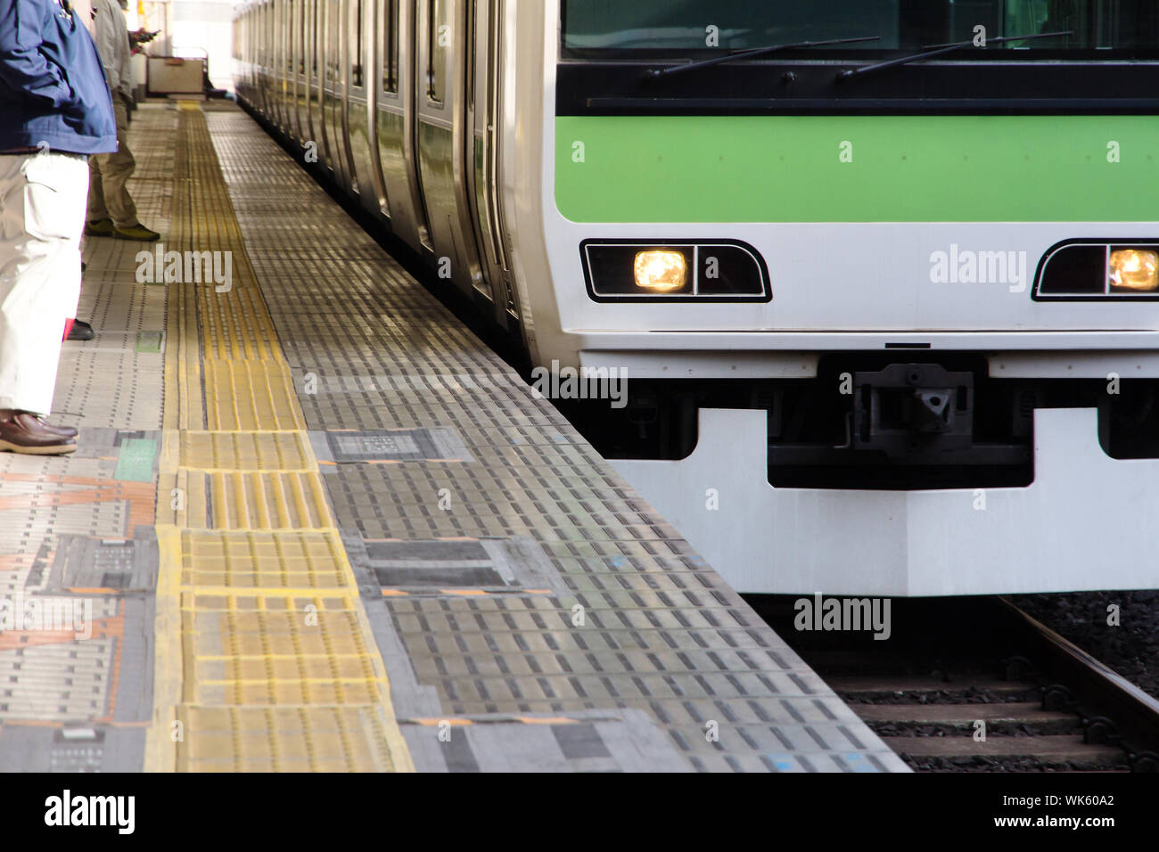 Tokyo treni pendolari Foto Stock